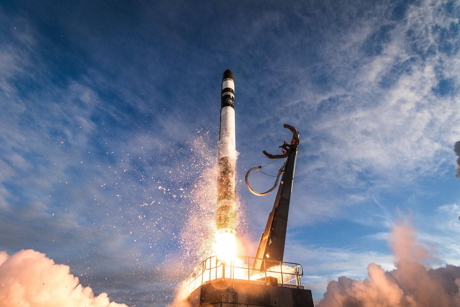 عکس فوق العاده موشک واقعی در حال پرتاب شدن به فضا 