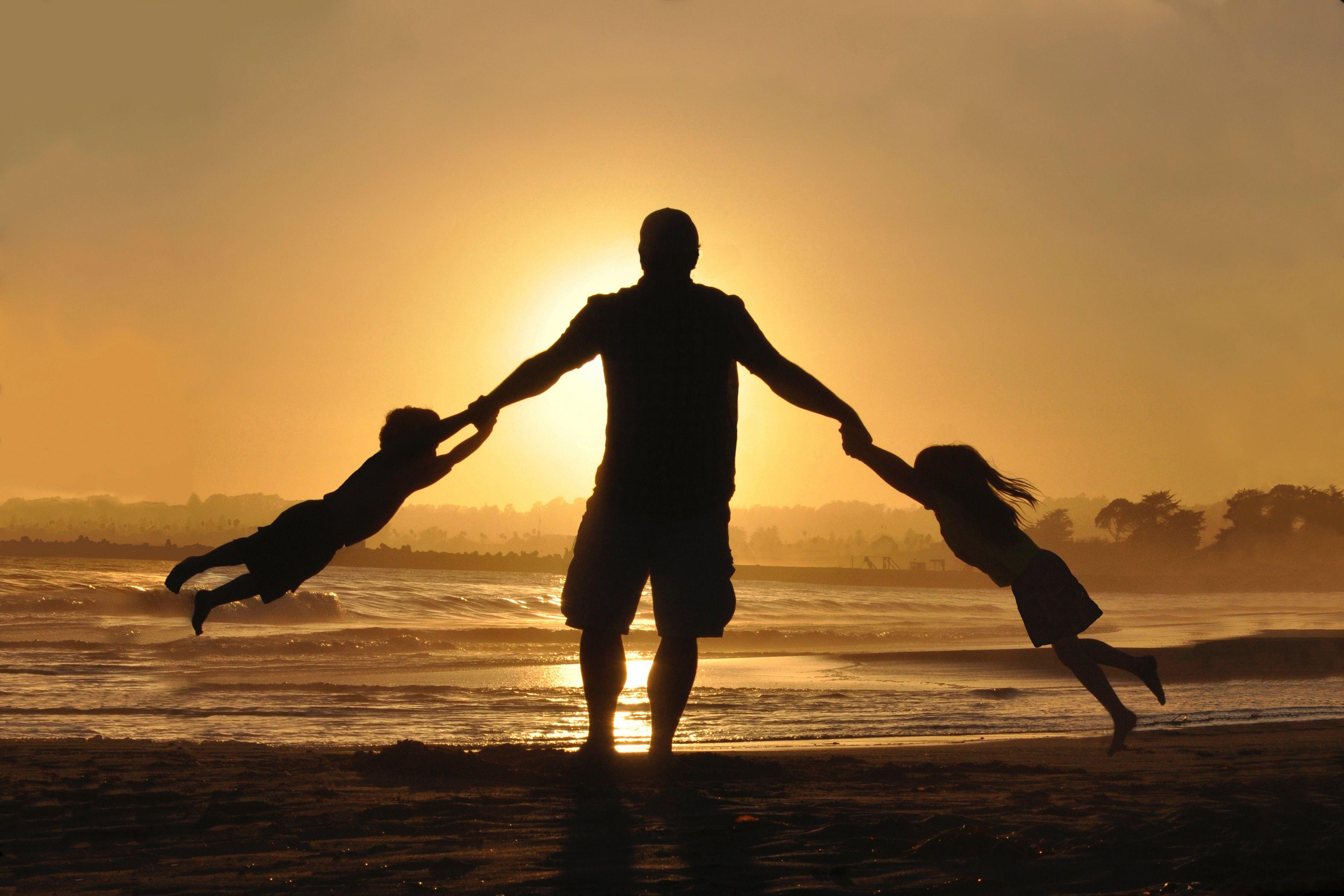 دانلود عکس پدر و دختر لب دریا هنگام غروب آفتاب بدون متن 