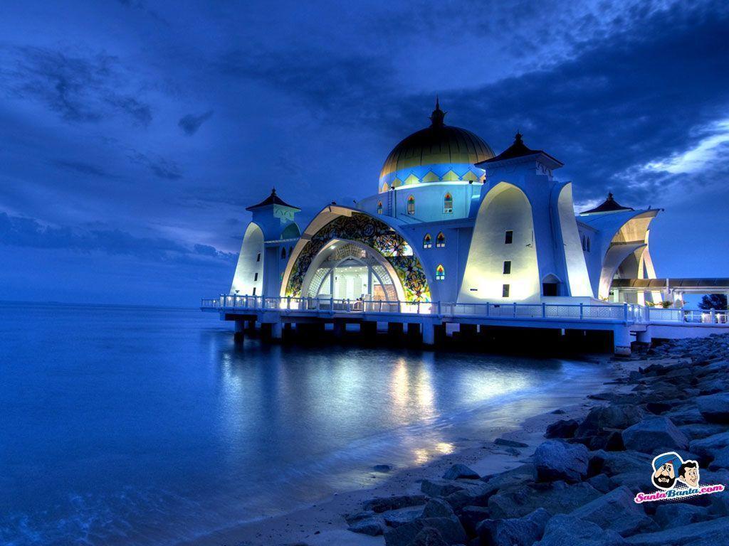 بکگراند بسیار جذاب از مسجد بزرگ در کنار آب با آسمان آبی