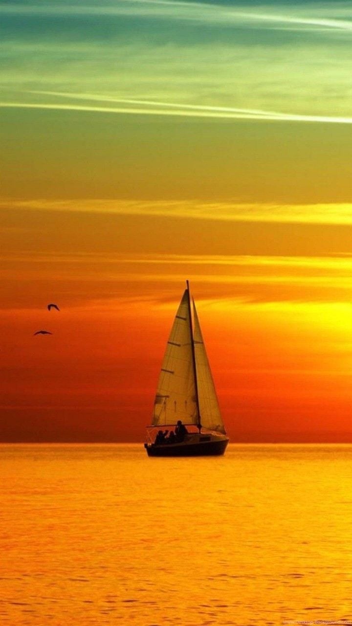 والپیپر خاص قایق بادبانی چوبی در دریا وقت طلوع آفتاب