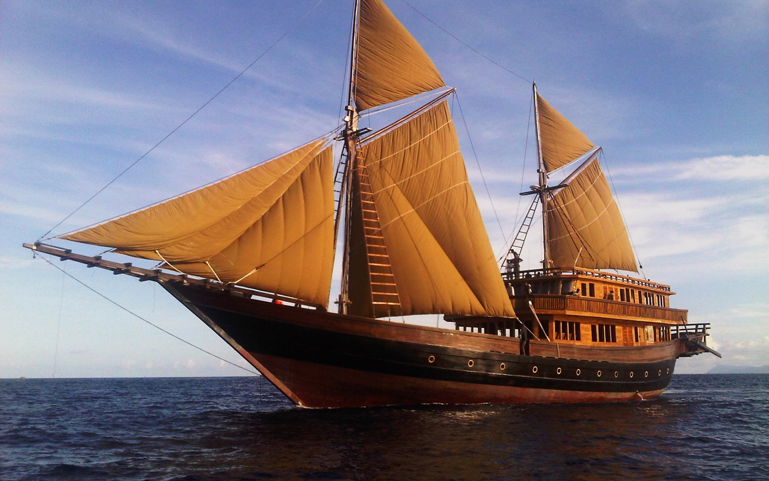 عکس استوک از کشتی بادبانی قدیمی در وسط اقیانوس بیکران  