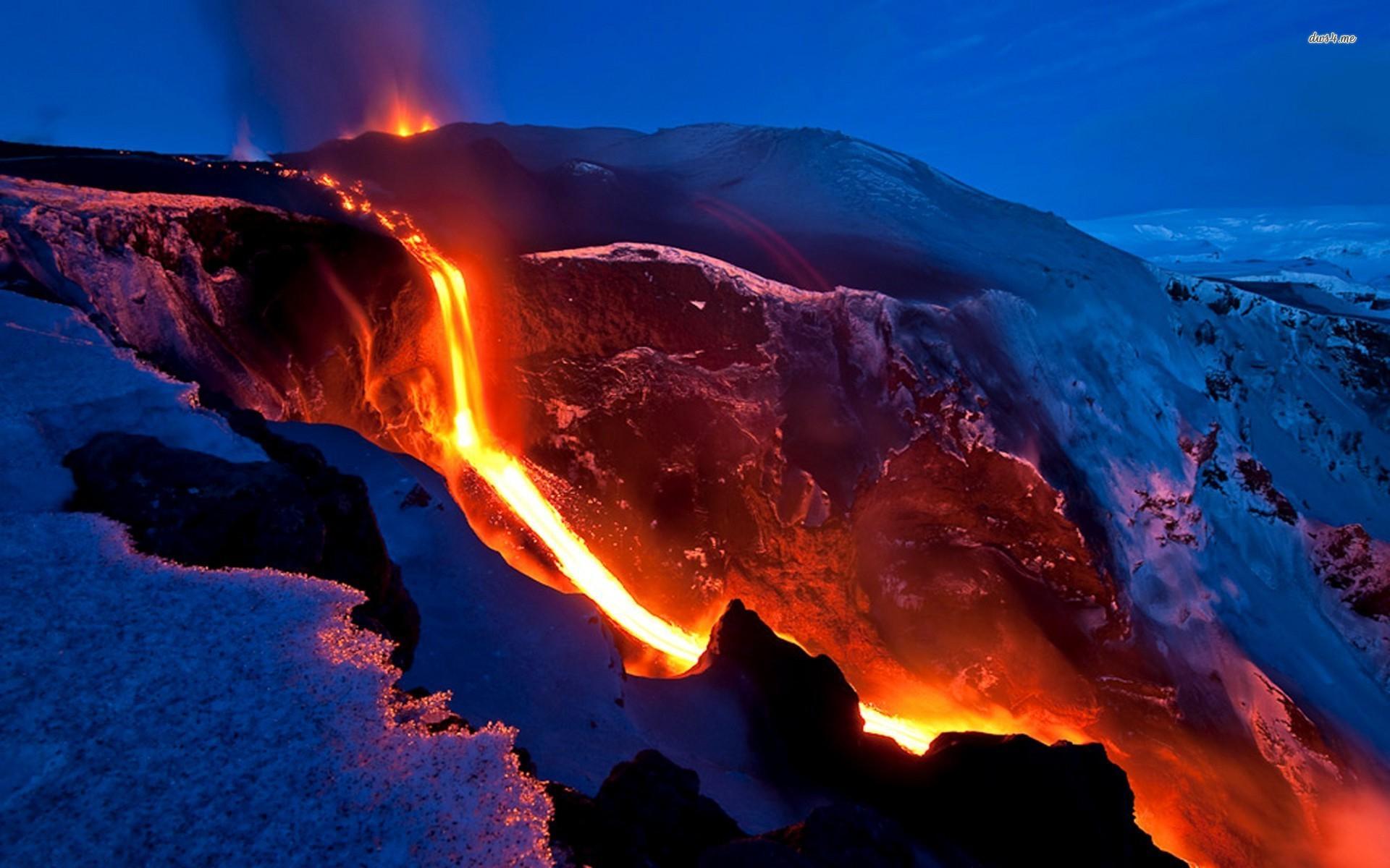 والپیپر آبشاری از مواد مذاب و خاکستر در آتشفشان های فعال واقعی