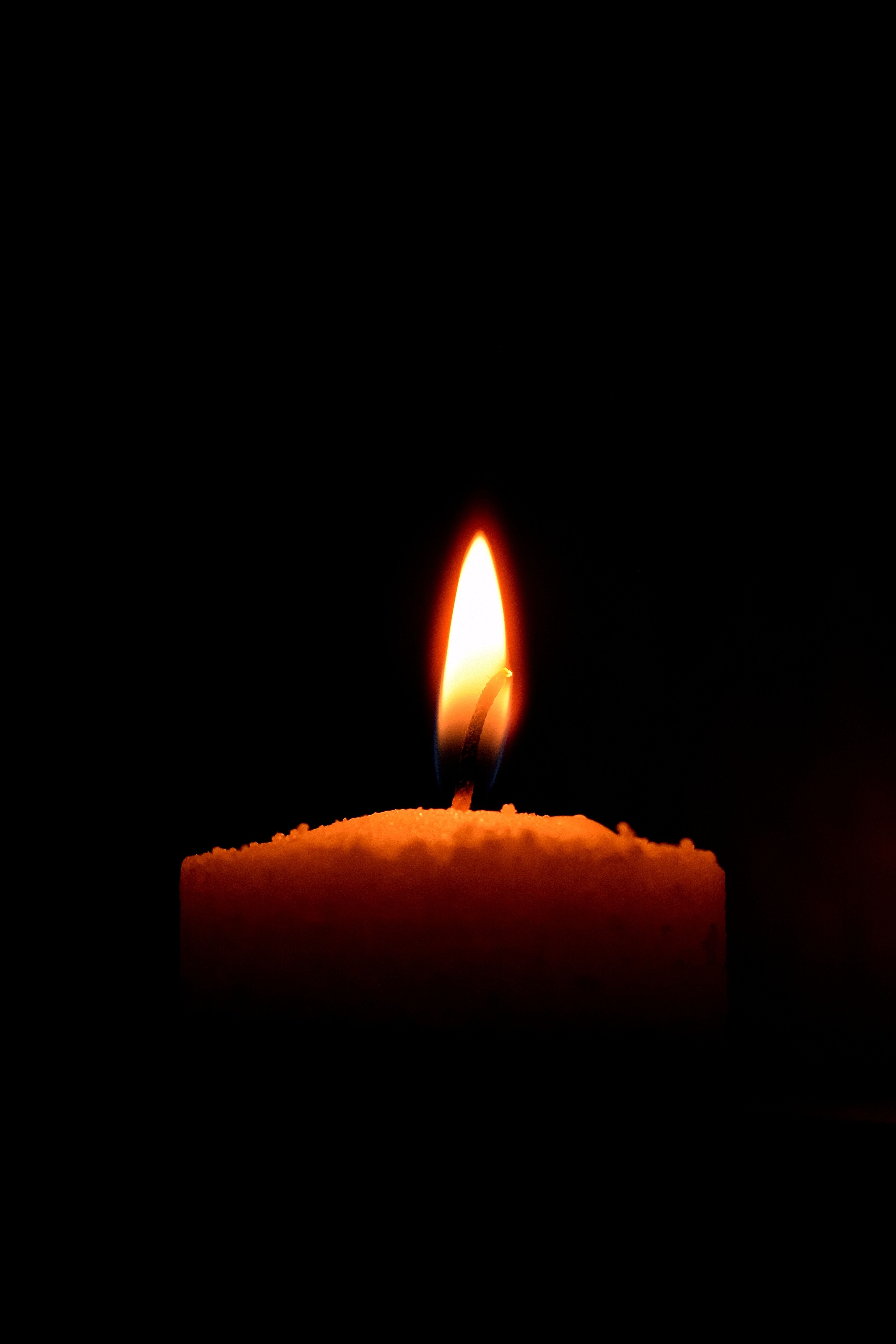 دانلود عکس غمگین شمع در پس زمینه مشکی برای تسليت 
