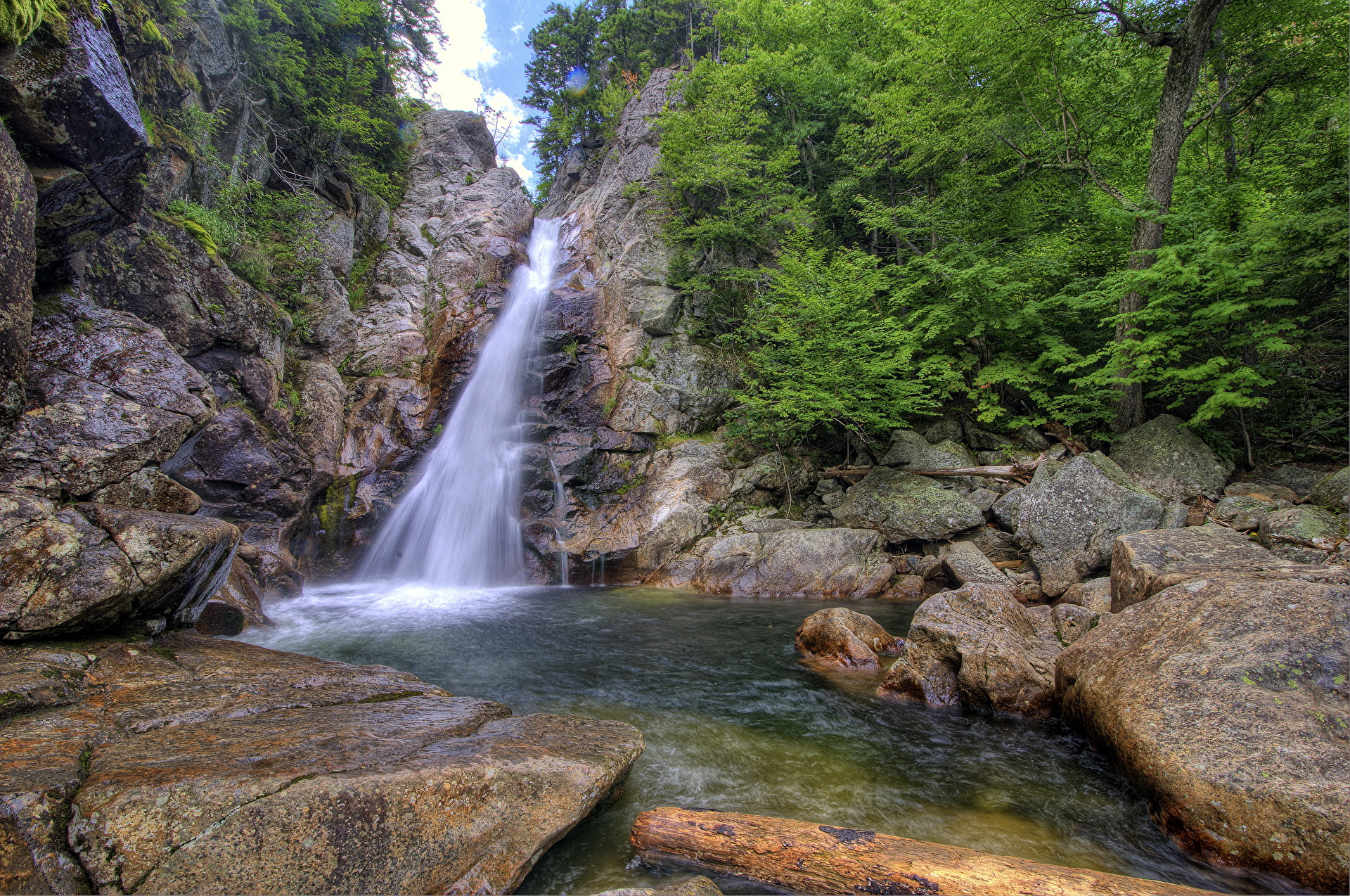 تصویر زمینه معروف آبشار در طبیعتی حیرت آور برای لپ تاپ