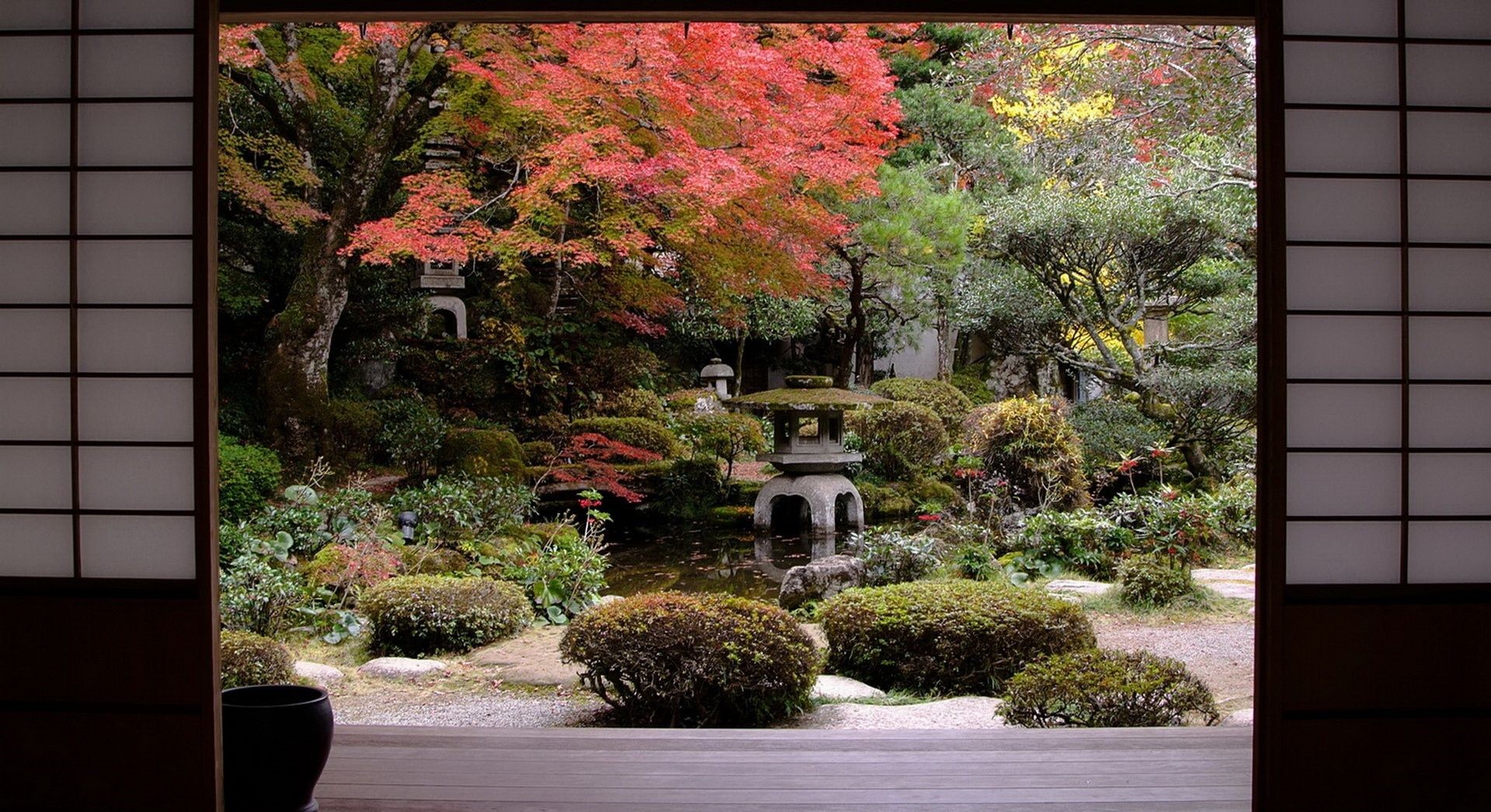 تصویر جالب HD از باغ سنگ ذن در فصل پاییز برای دوستداران مدیتیشن