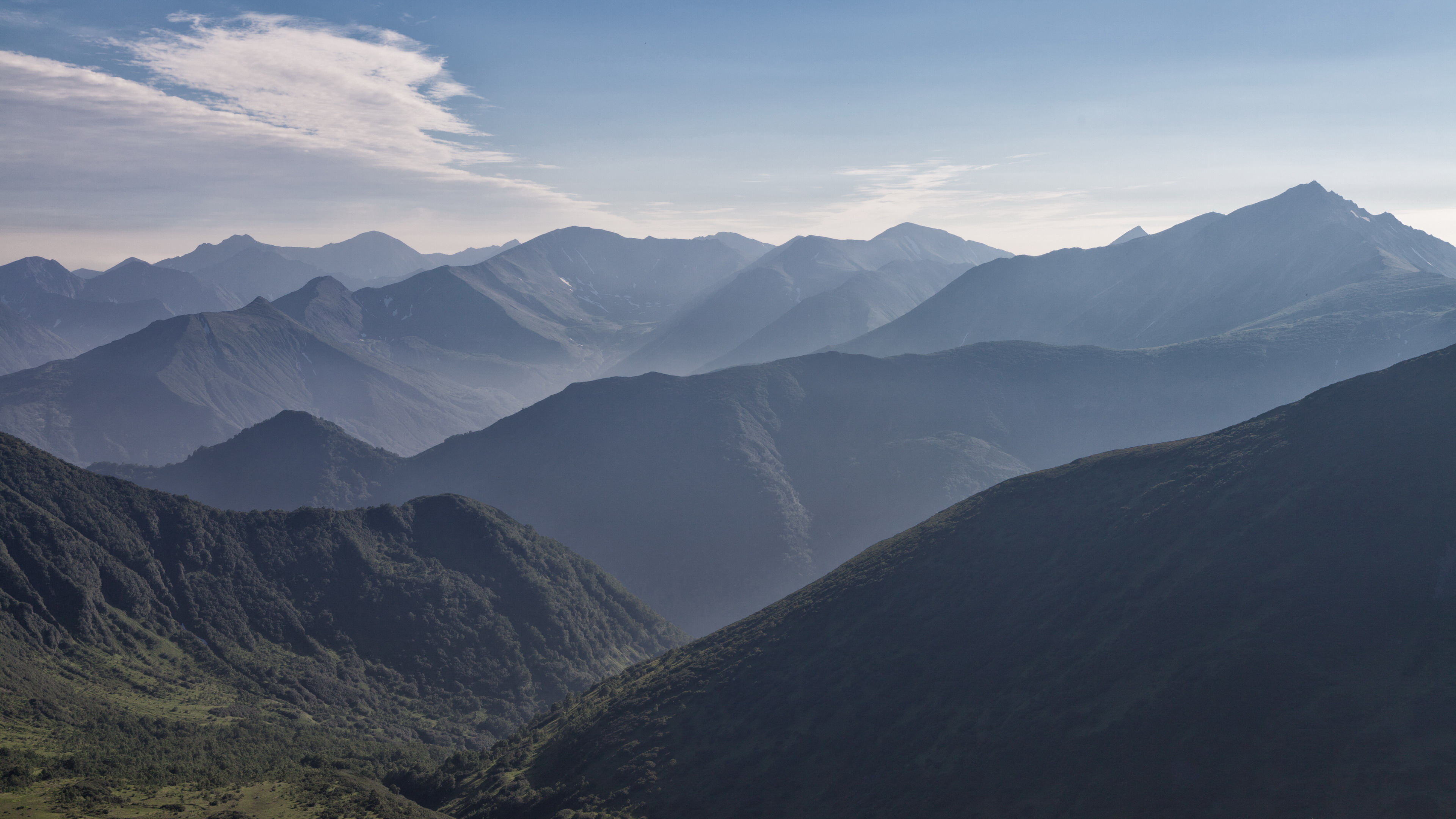 عکس تصویر زمینه از کوه های سر به فلک کشیده و پی در پی