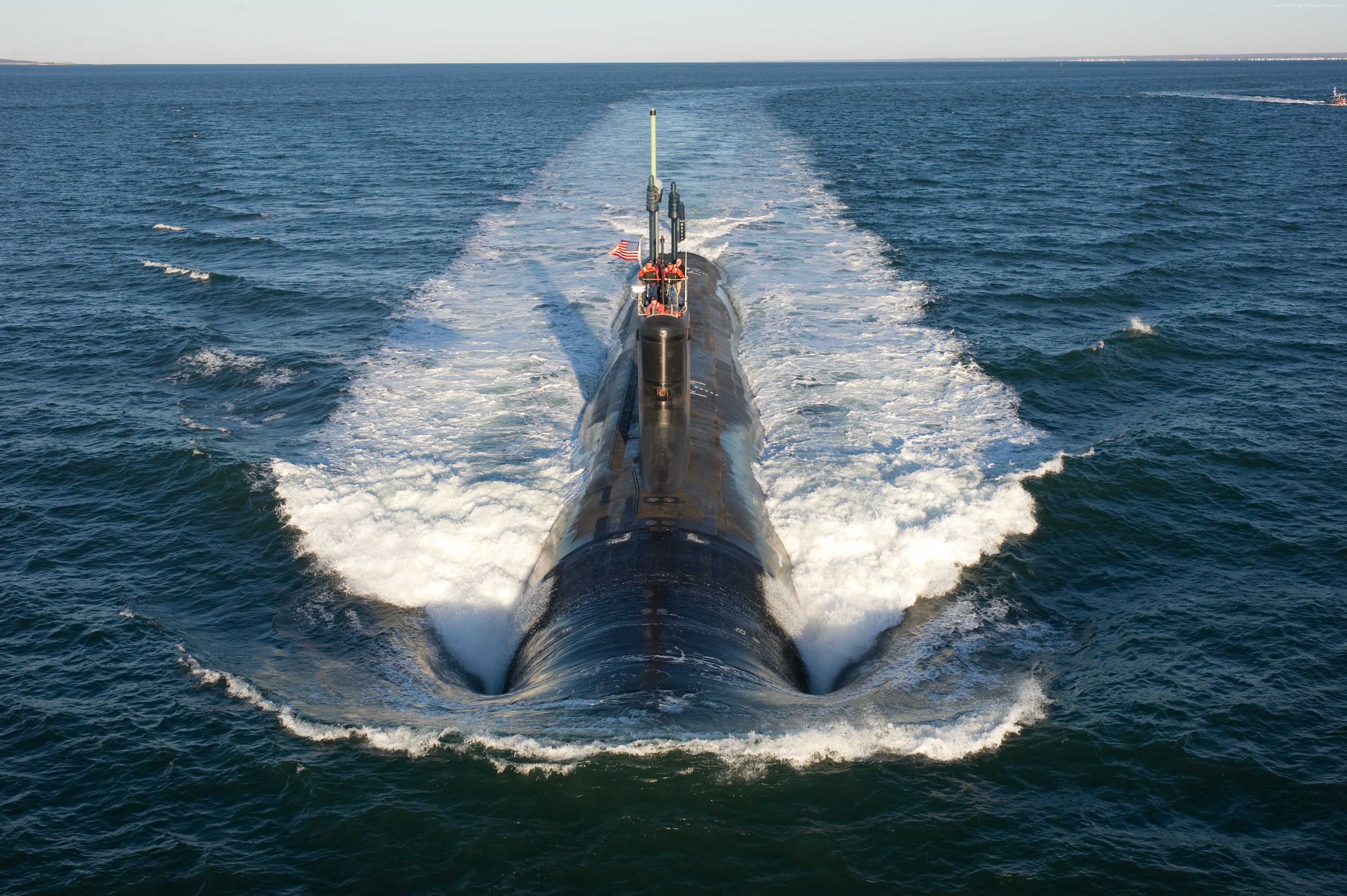 عکس استوک زیردریایی بزرگ در حال خروج از آب با کیفیت بالا 