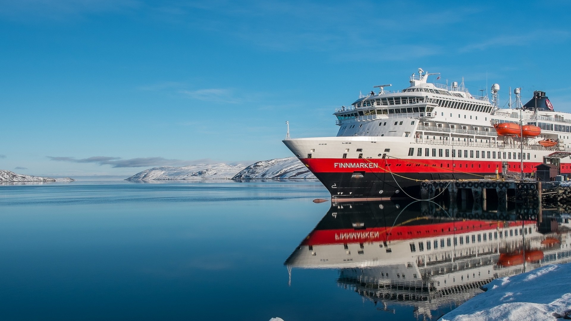 عکس خارق‌العاده از کشتی سفید و قرمز روی آب با کیفیت بالا 