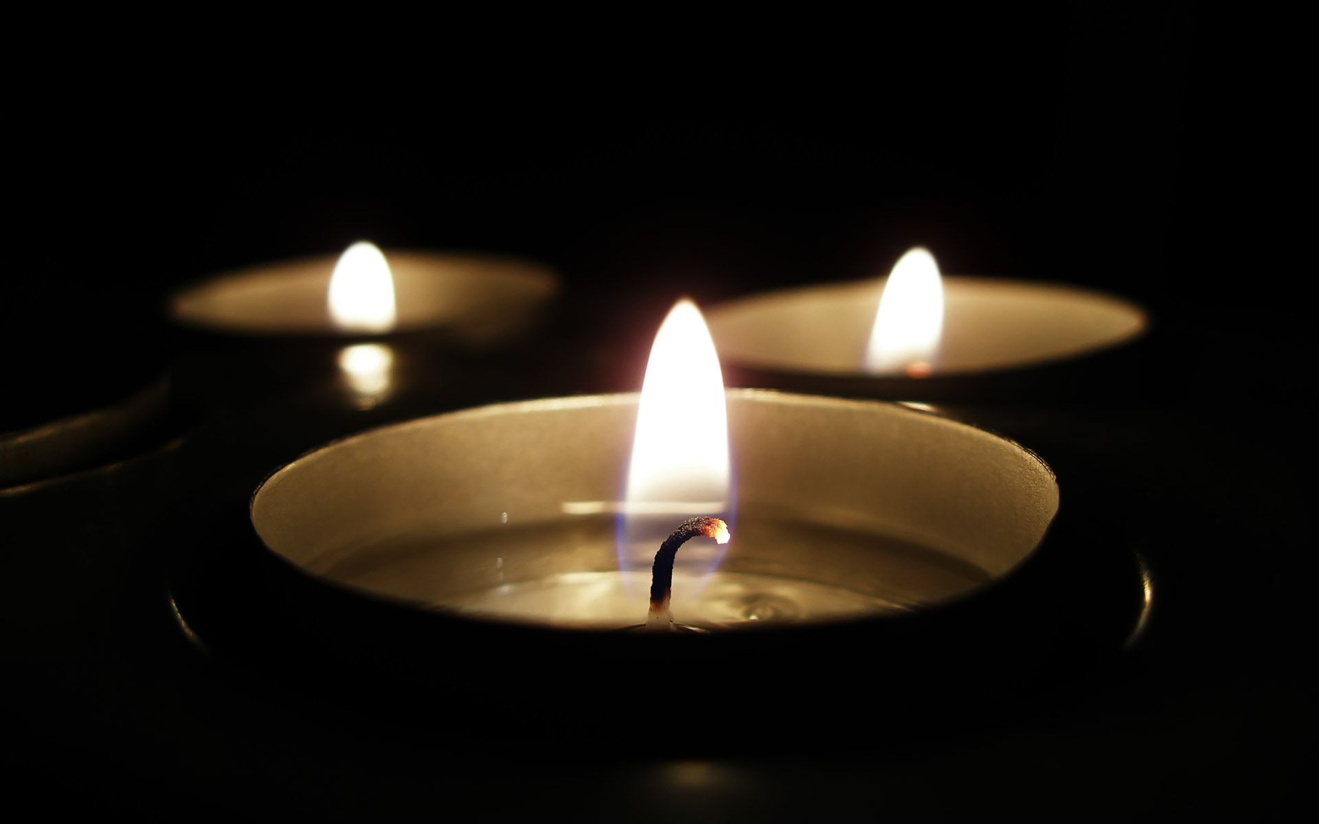 تصویر دیدنی شمع های در حال آب شدن برای تسلیت 