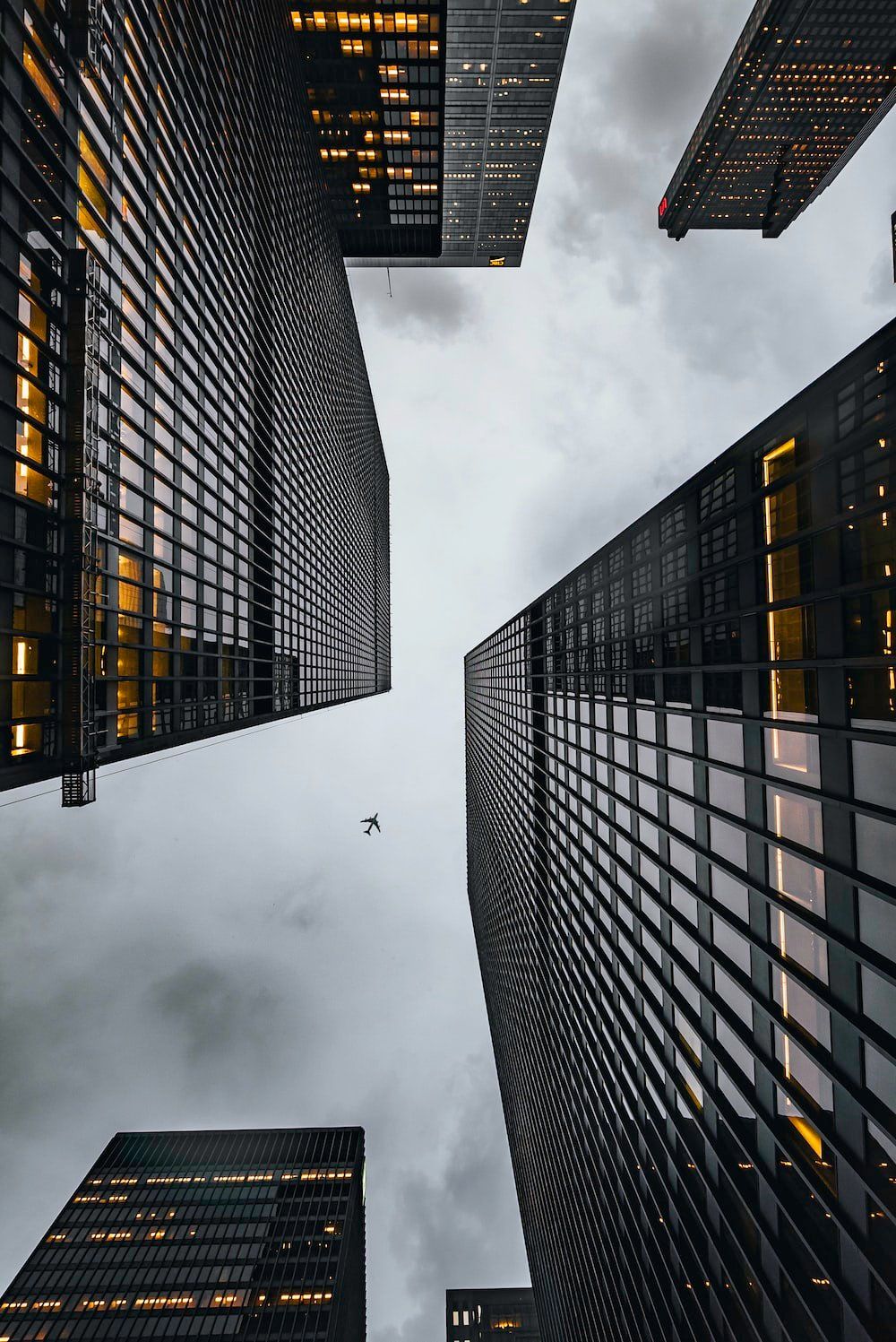 دانلود تصویر خارق‌العاده از کوچه بلند با ساختمان های بزرگ و زیبا 