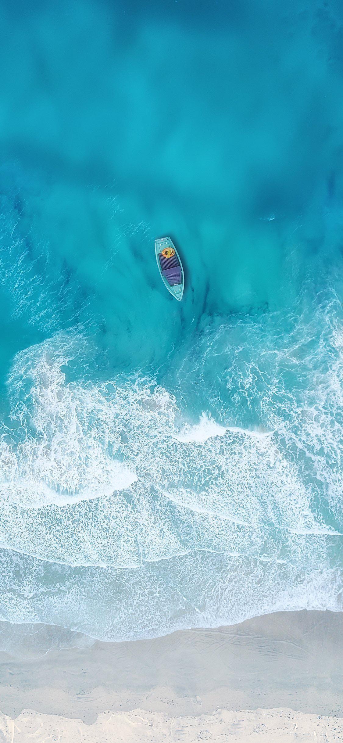 بک گراند زیبای قایق روی آب های فیروزه ای دریا از نمای بالا
