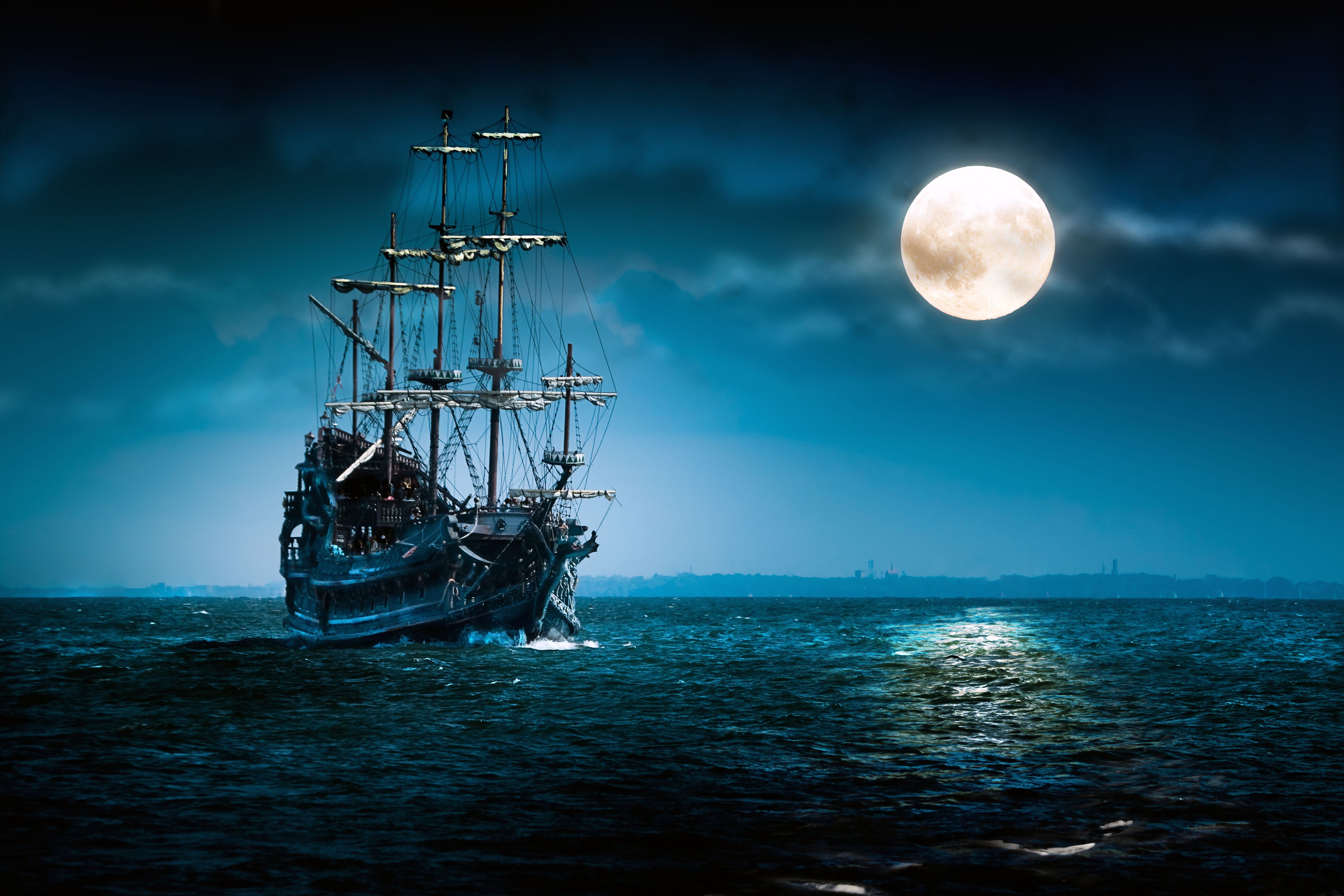 عکس پروفایل کشتی چوبی بزرگ و ماه شب در کیفیت full hd