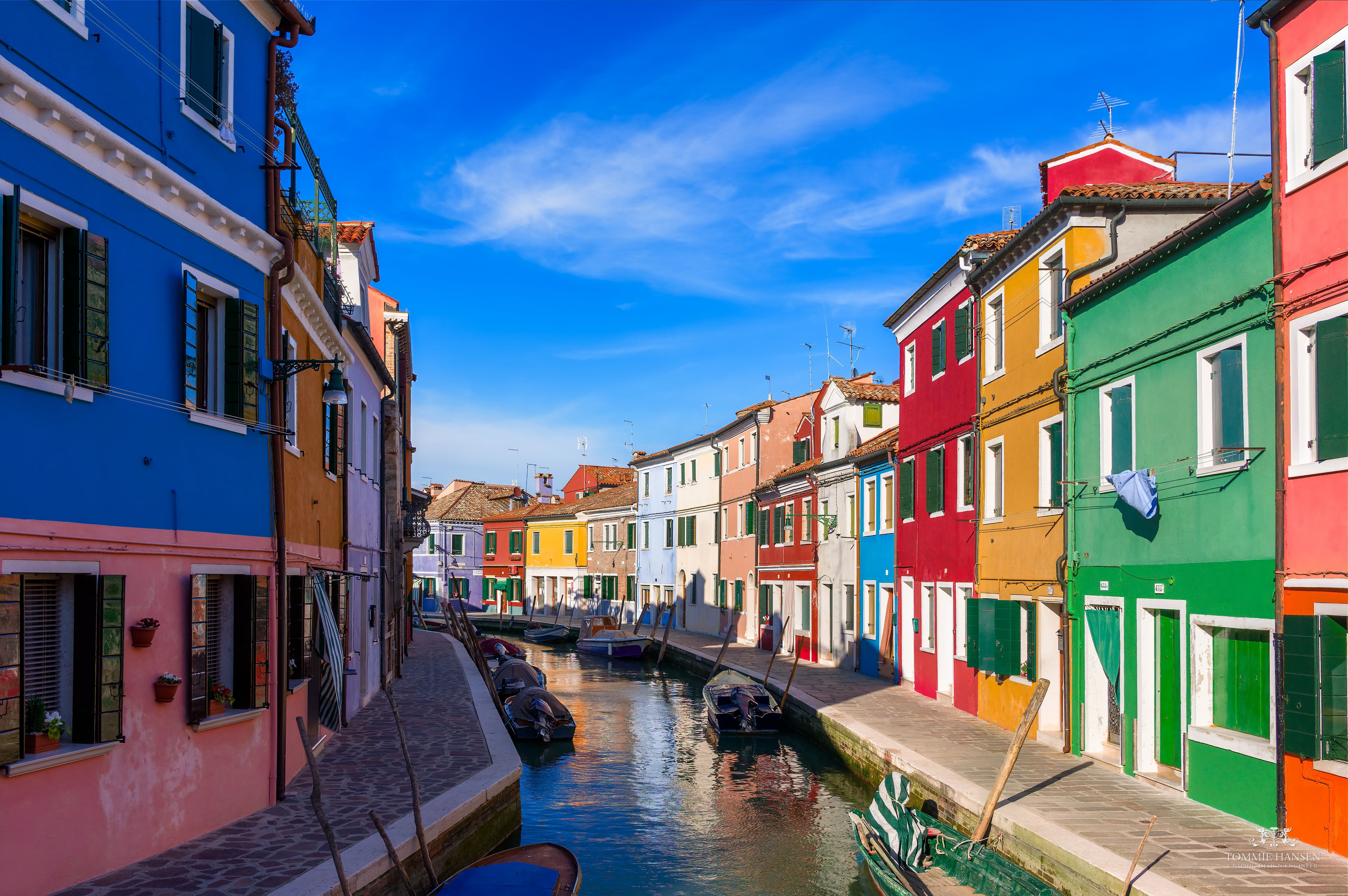 بهترین تصویر از شهر ونیز در ایتالیا همراه ساختمان های رنگارنگ و کیوت 