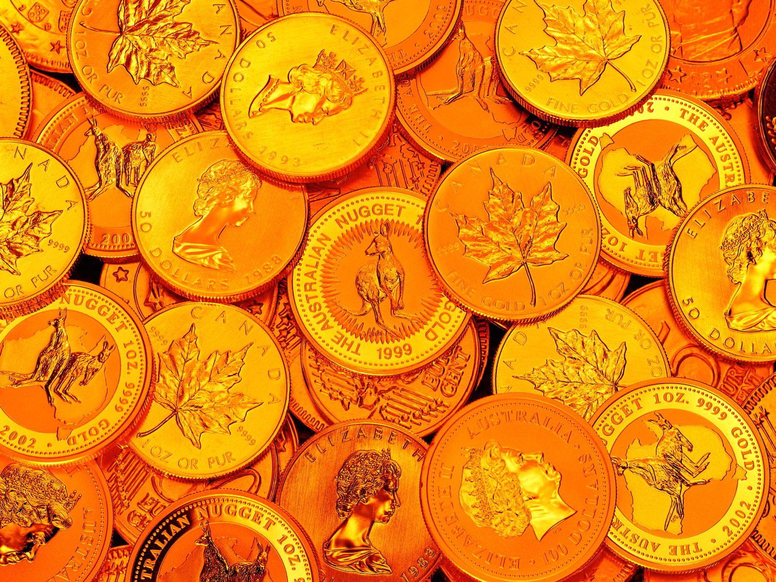 تصویر استوک شیک مقداری سکه طلا دور هم برای دانلود 