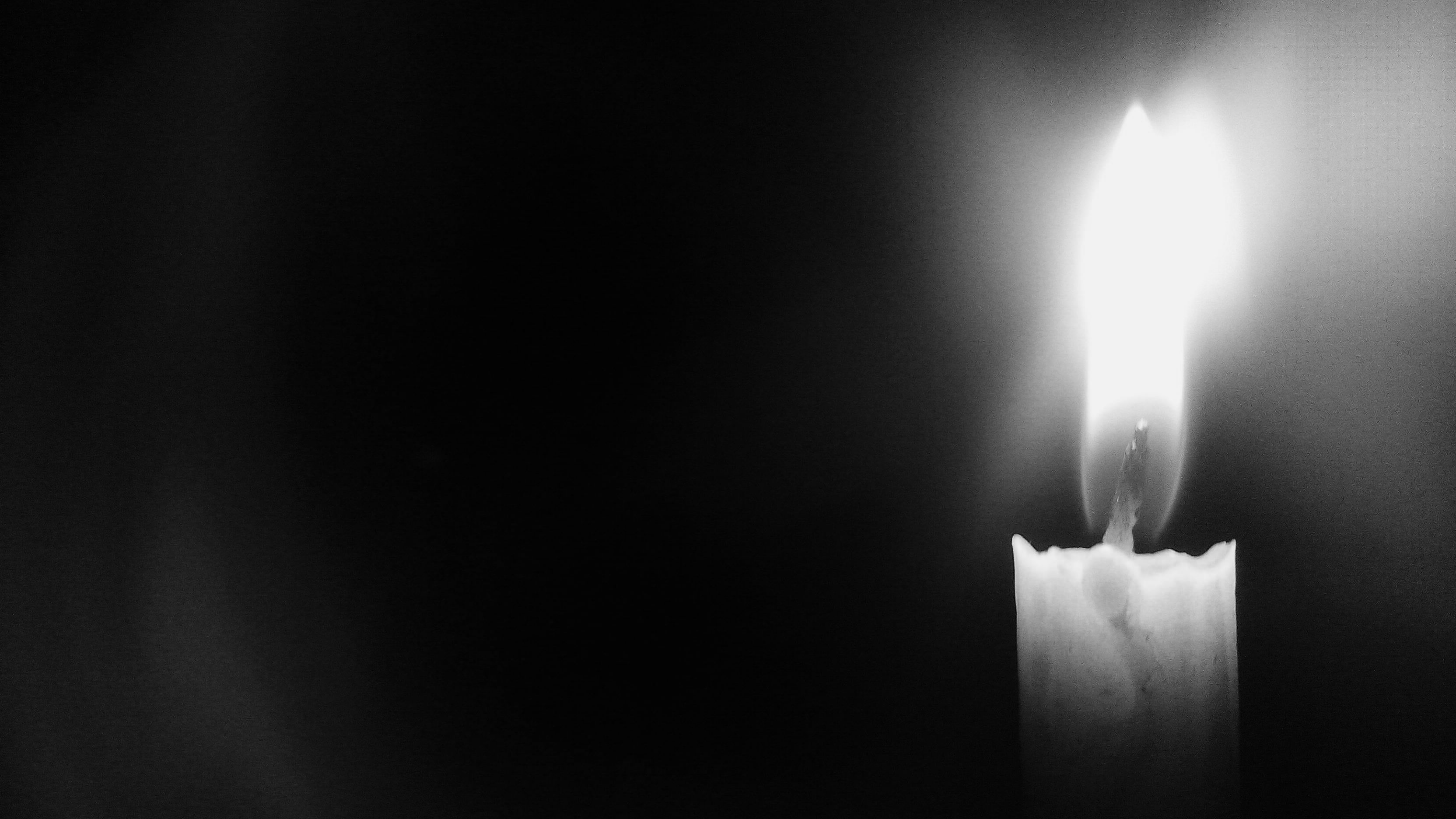 تصویر شمع سفید در بک گراند سیاه برای تسلیت گویی 