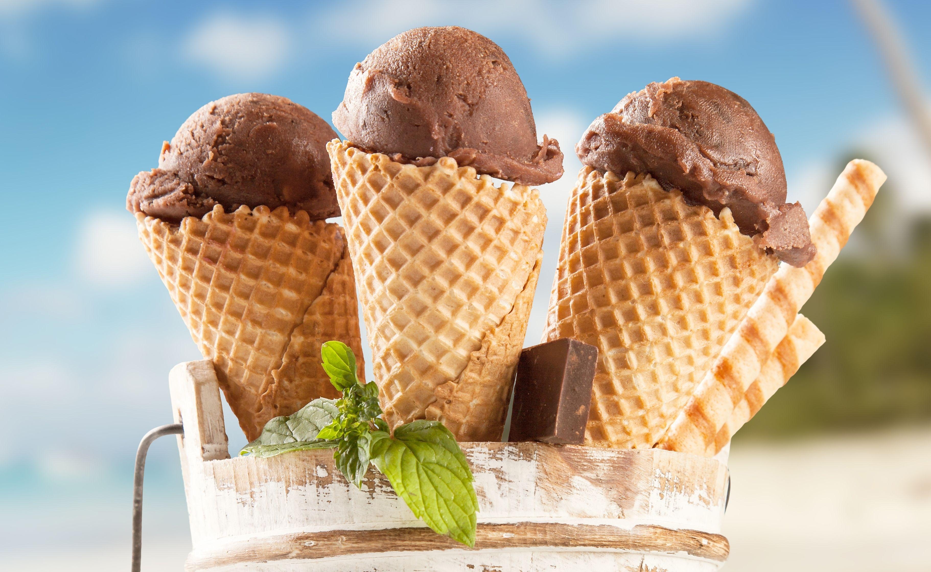عکس HD از بستنی قیفی خوشمزه با طعم کاکائویی برای تبلیغات گسترده