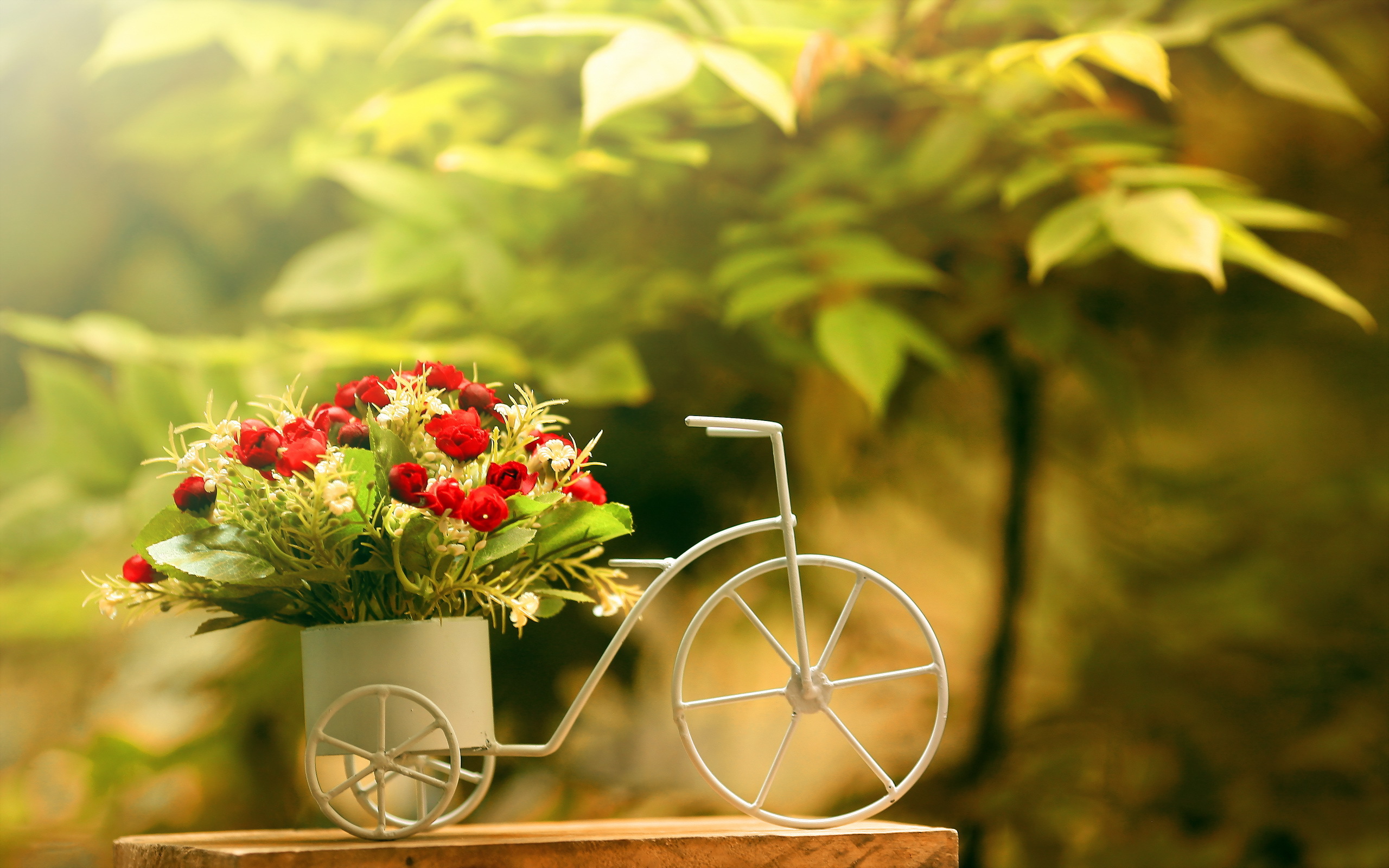 پوستر دیجیتالی جذاب از دوچرخه فانتزی با سبد گل تزئینی و قشنگ