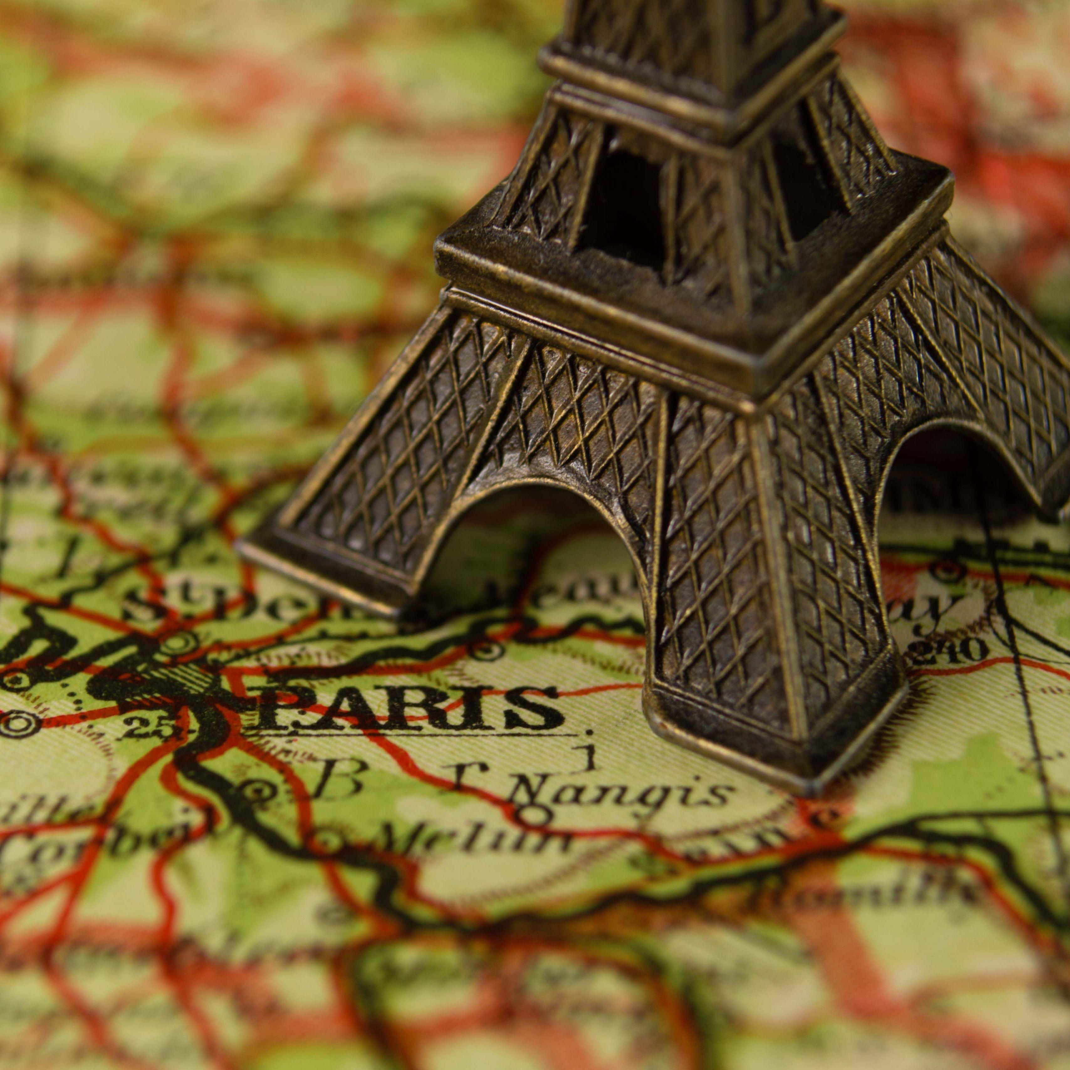 تصویر برج ایفل پاریس و نقشه فرانسه مینیاتوری رایگان 