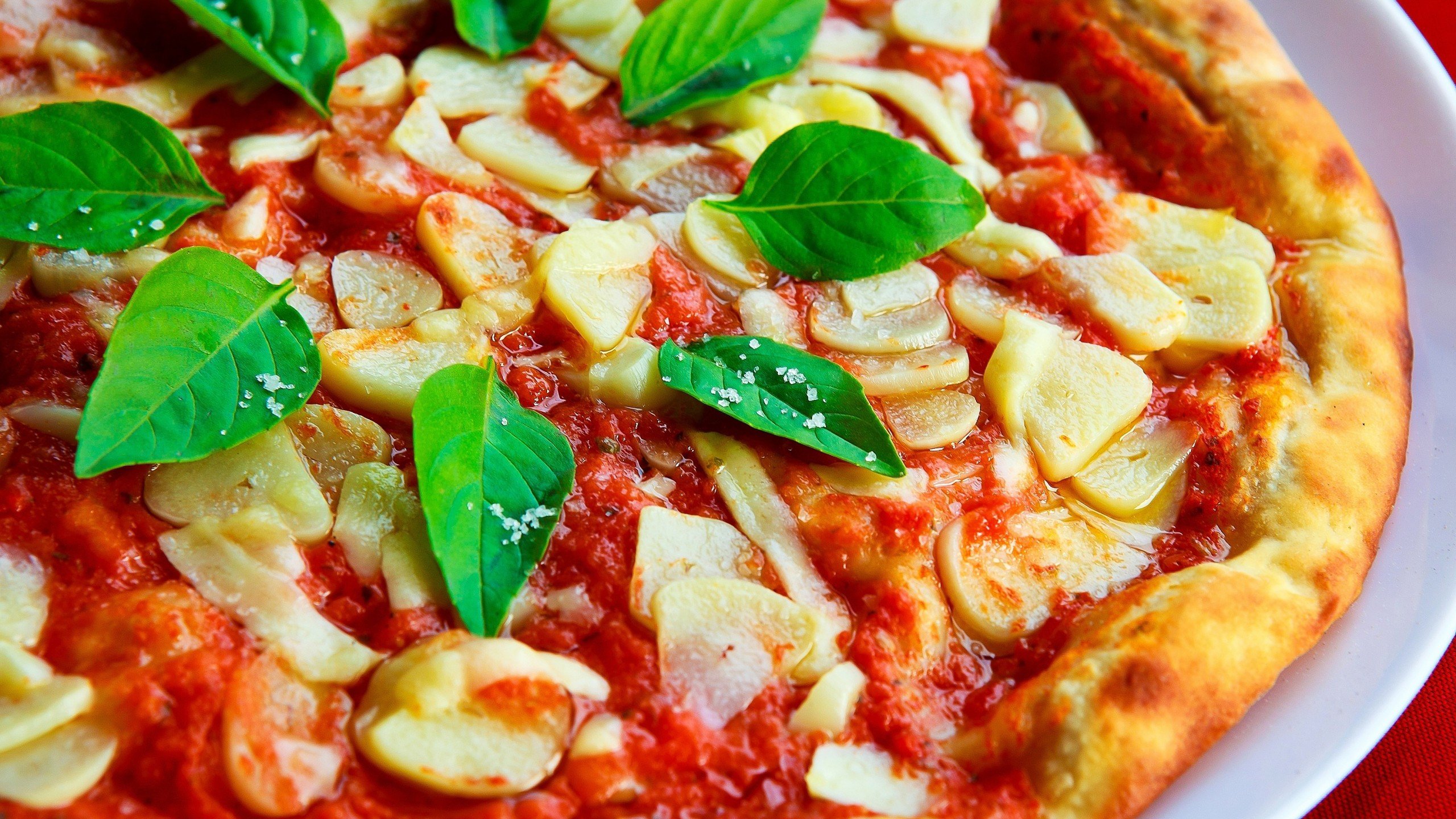 عکس بسیار زیبا و دیدنی از پیتزا با سس گوجه فرنگی روی آن 