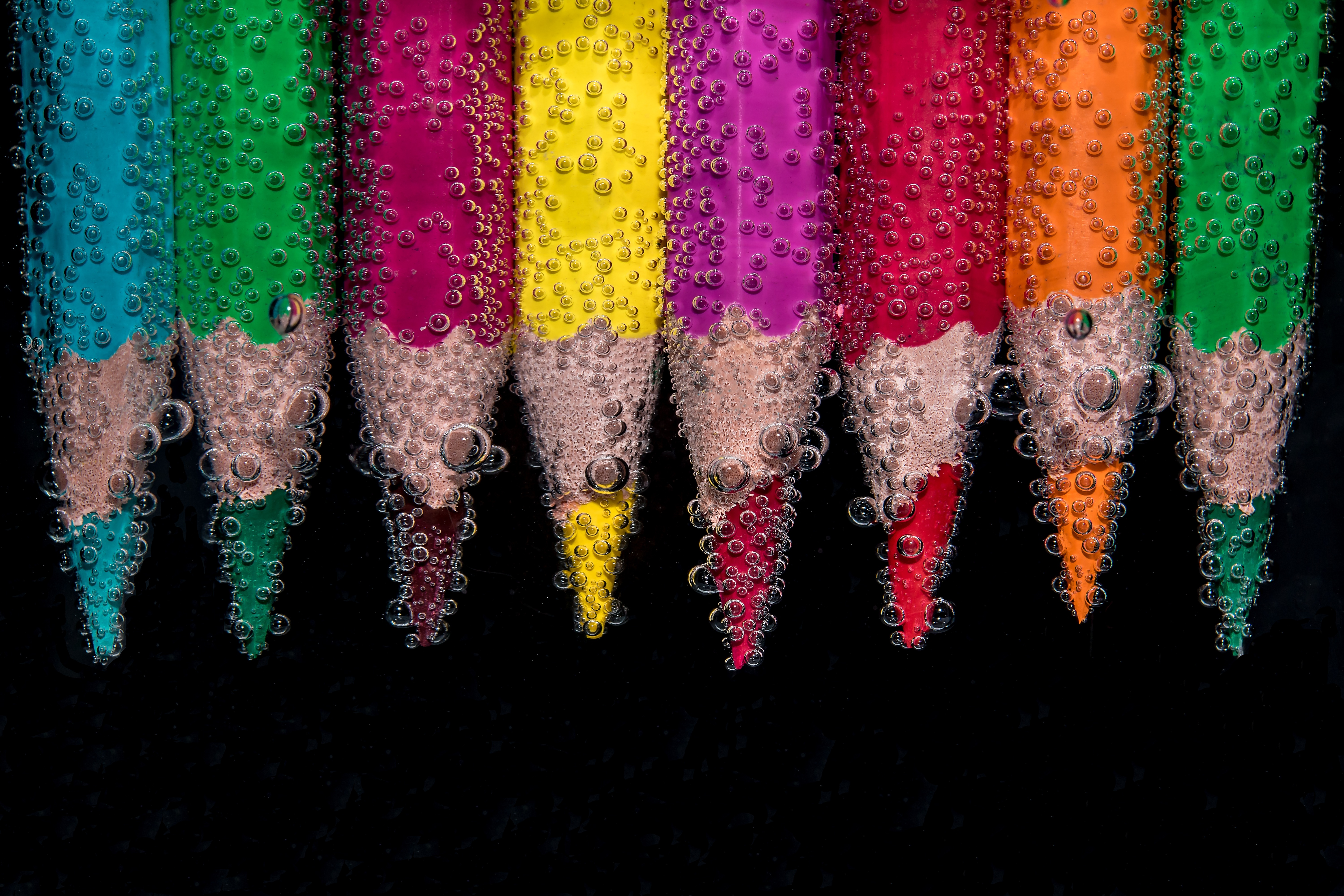 تصویر جذاب و دیدنی از مداد رنگی های عالی در آب 