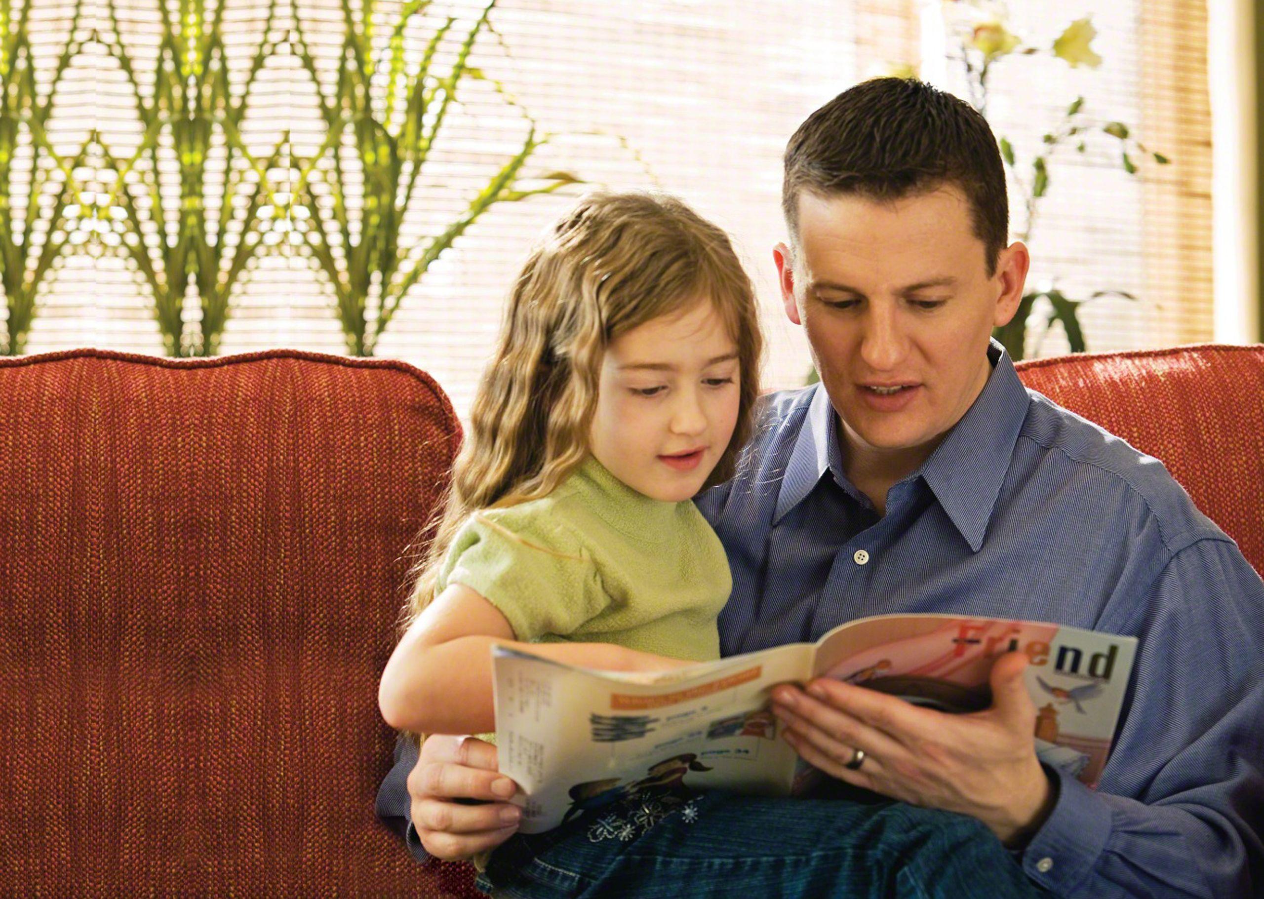عکس ساده کتاب خواندن پدر و دختر برای پس زمینه و کاور پروژه 
