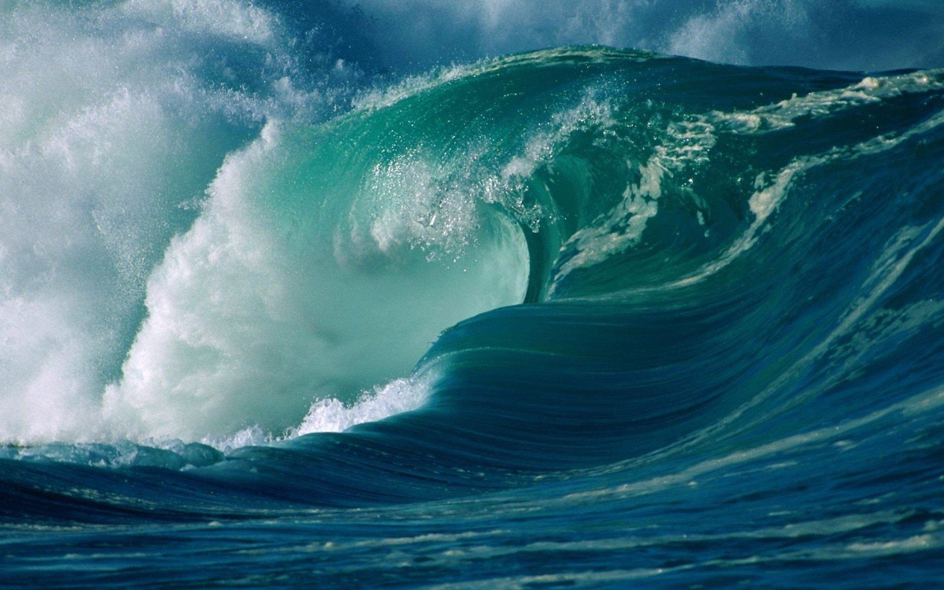 والپیپر جابه جایی امواج دریا و اقیانوس در اثر زلزله های زیردریایی به شکل پدیده ترسناک سونامی