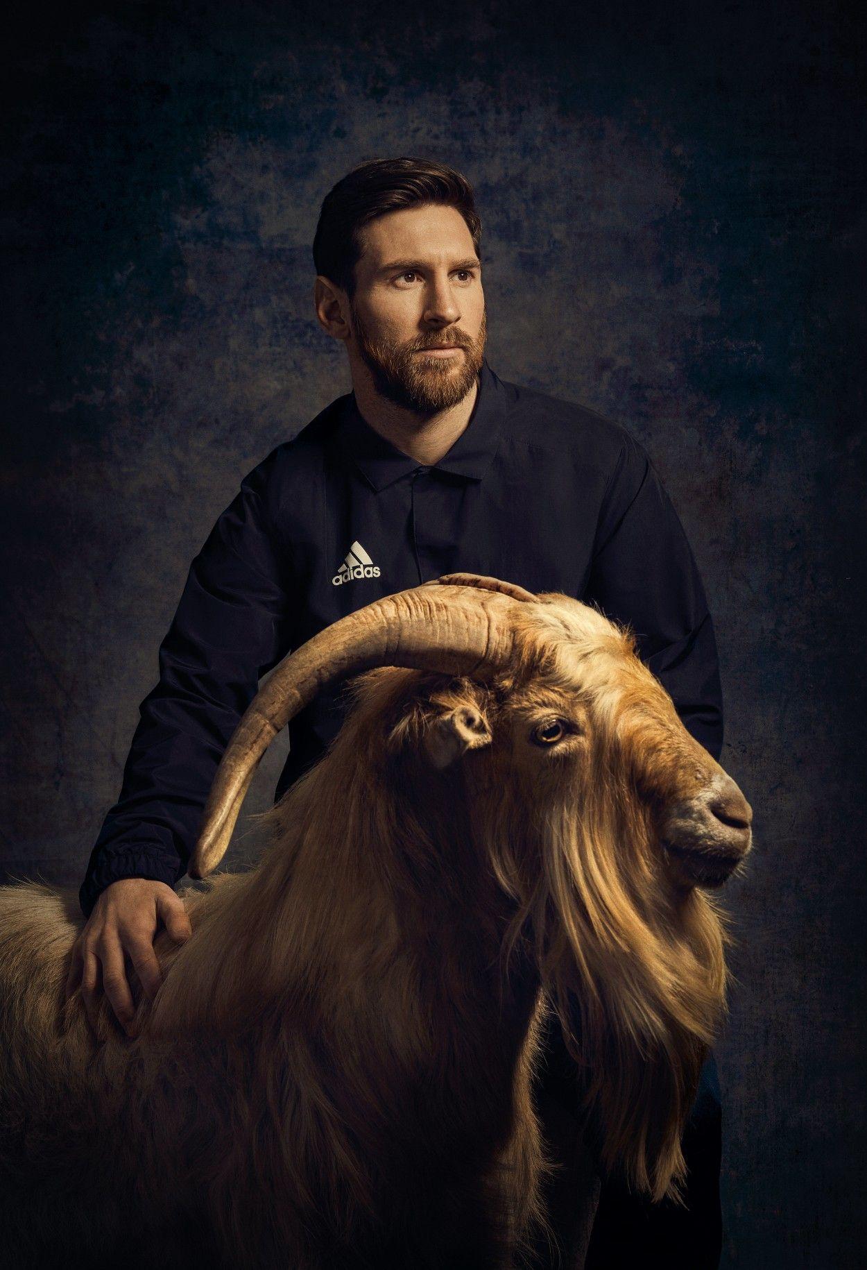 تصویر لیونل مسی ملقب به Goat به همراه بز با لباس شخصی 
