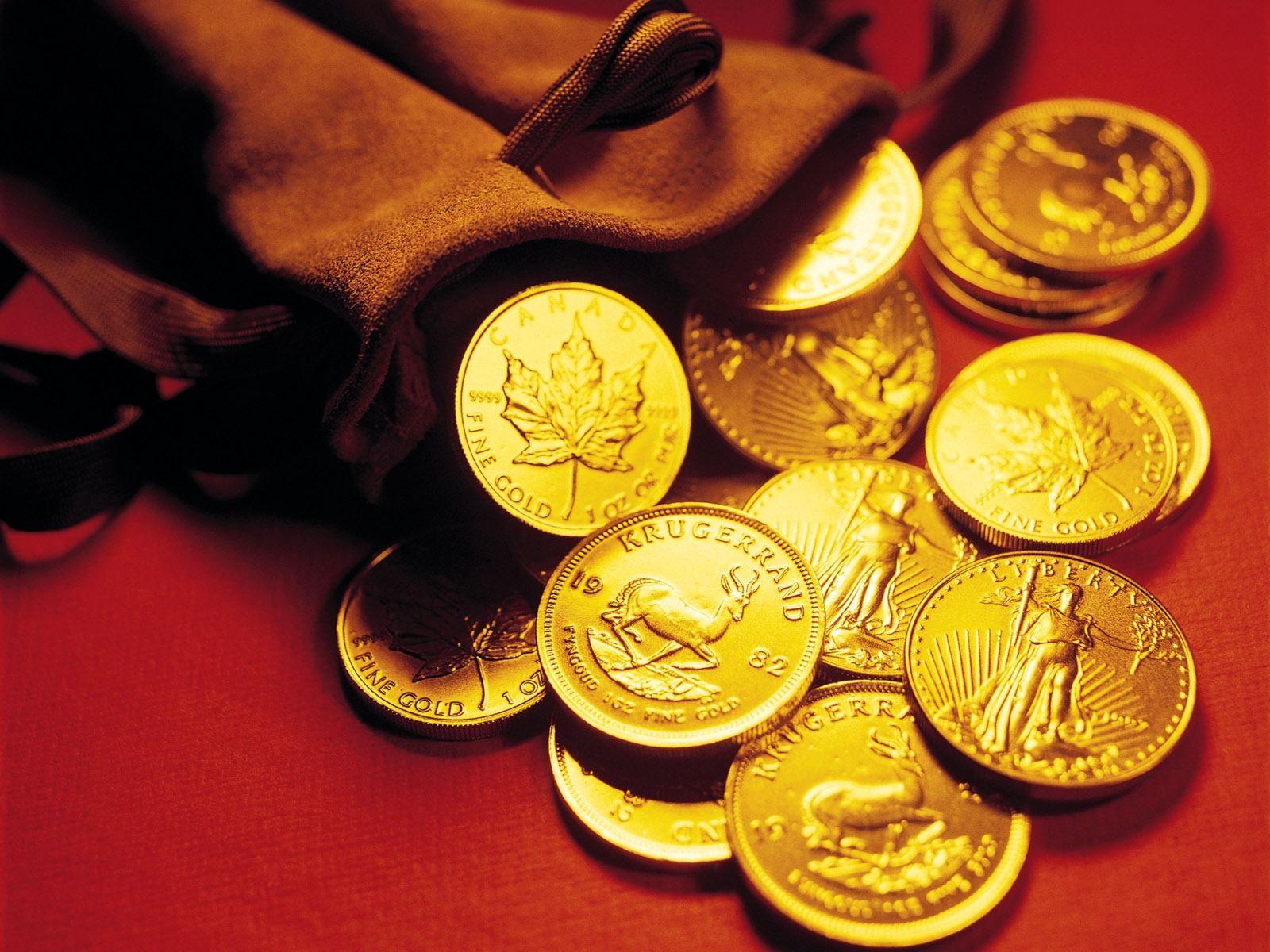 تصویر زمینه فوق العاده از سکه های طلایی که از کیسه بیرون ریختن 