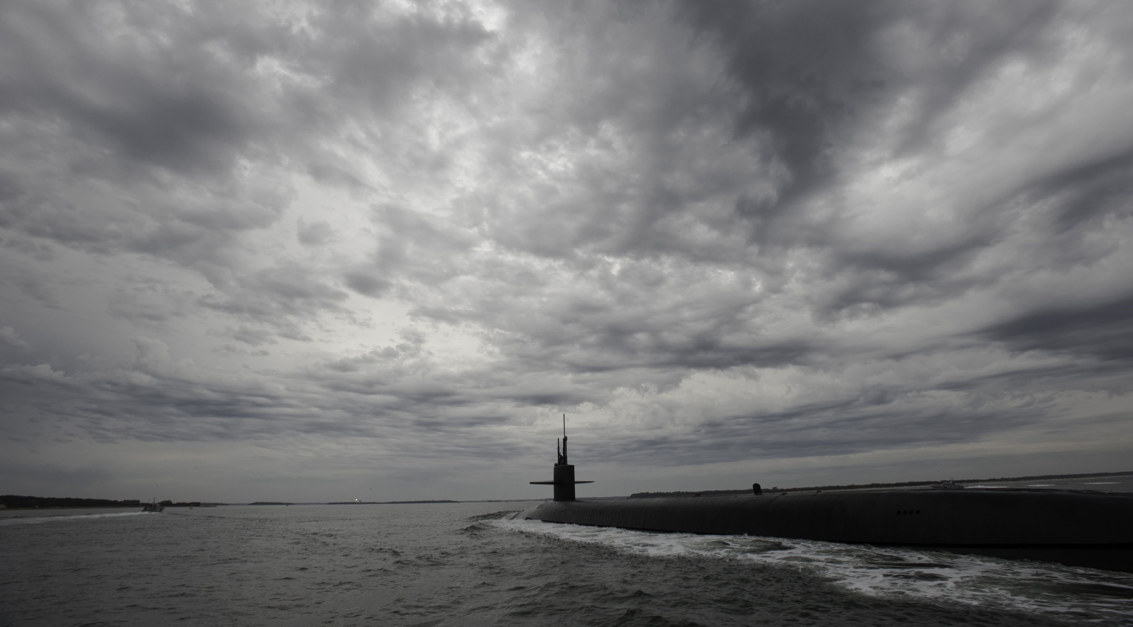  عکس فوق العاده جالب از زیردریایی با هوای طوفانی 