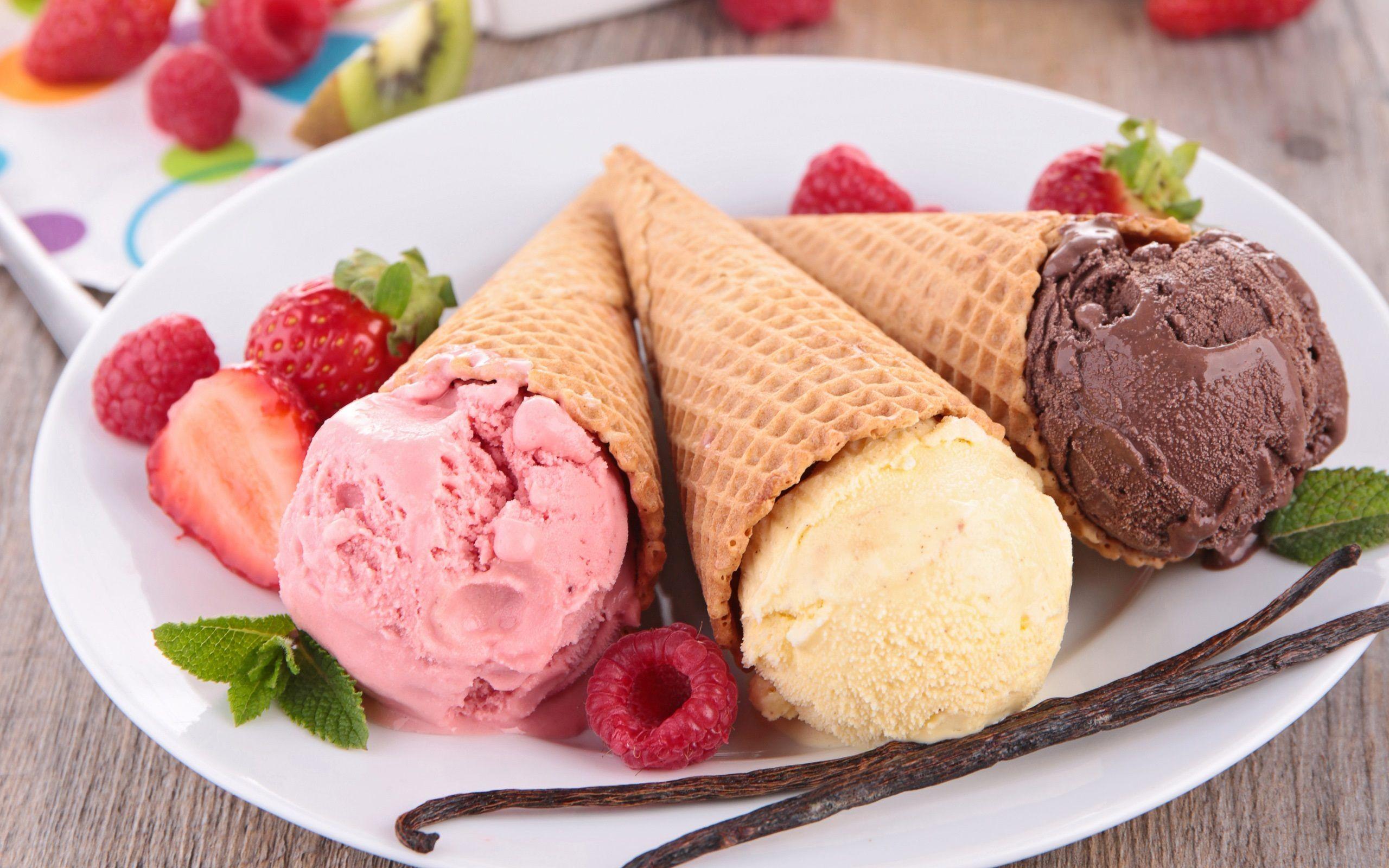 جدیدترین تصویر تبلیغاتی بستنی قیفی سرد با سه طعم متفاوت و دلپذیر