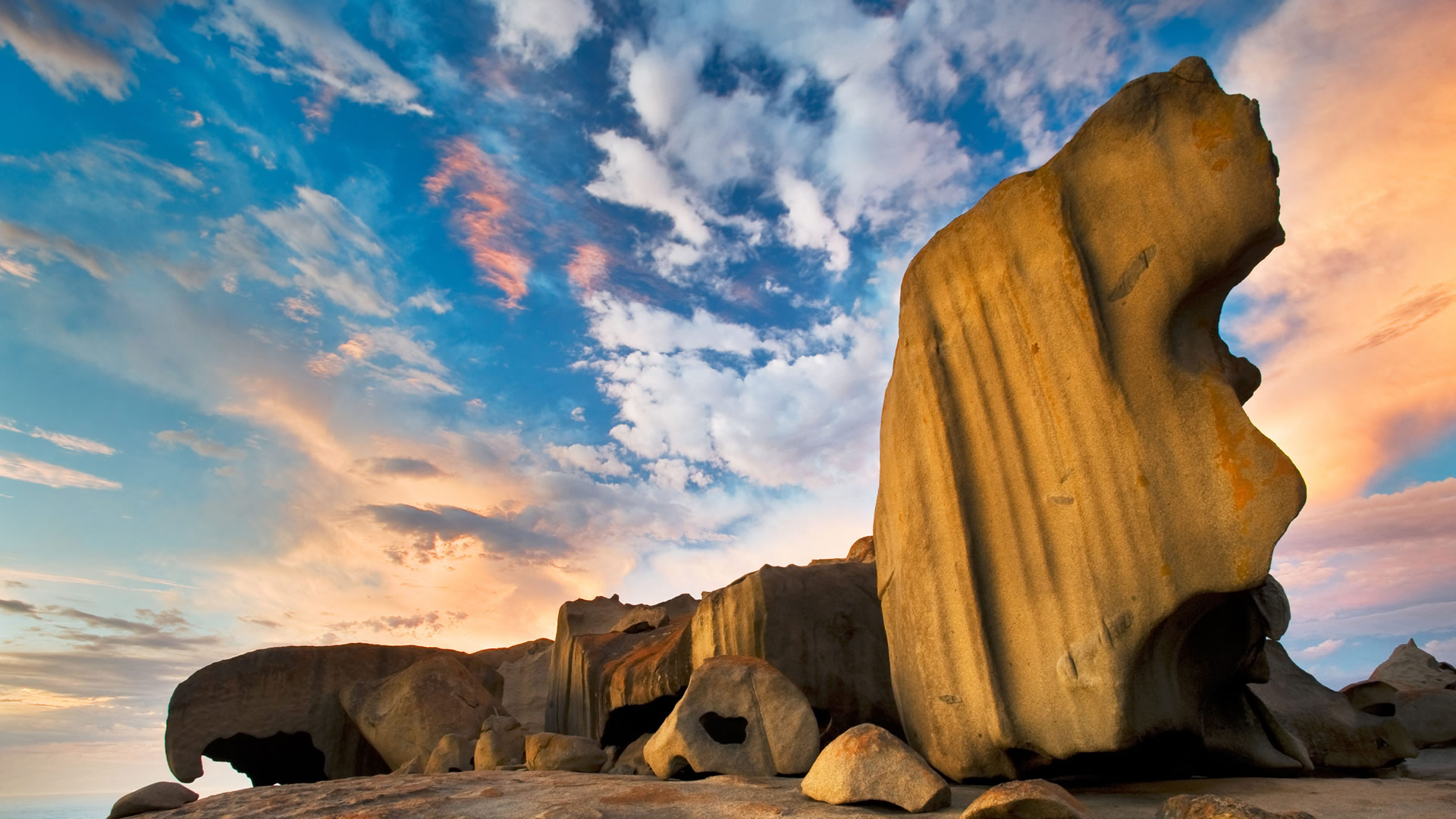 دانلود عکس زیبا و دلنشین از صخره ی بلند و آسمان چند رنگ
