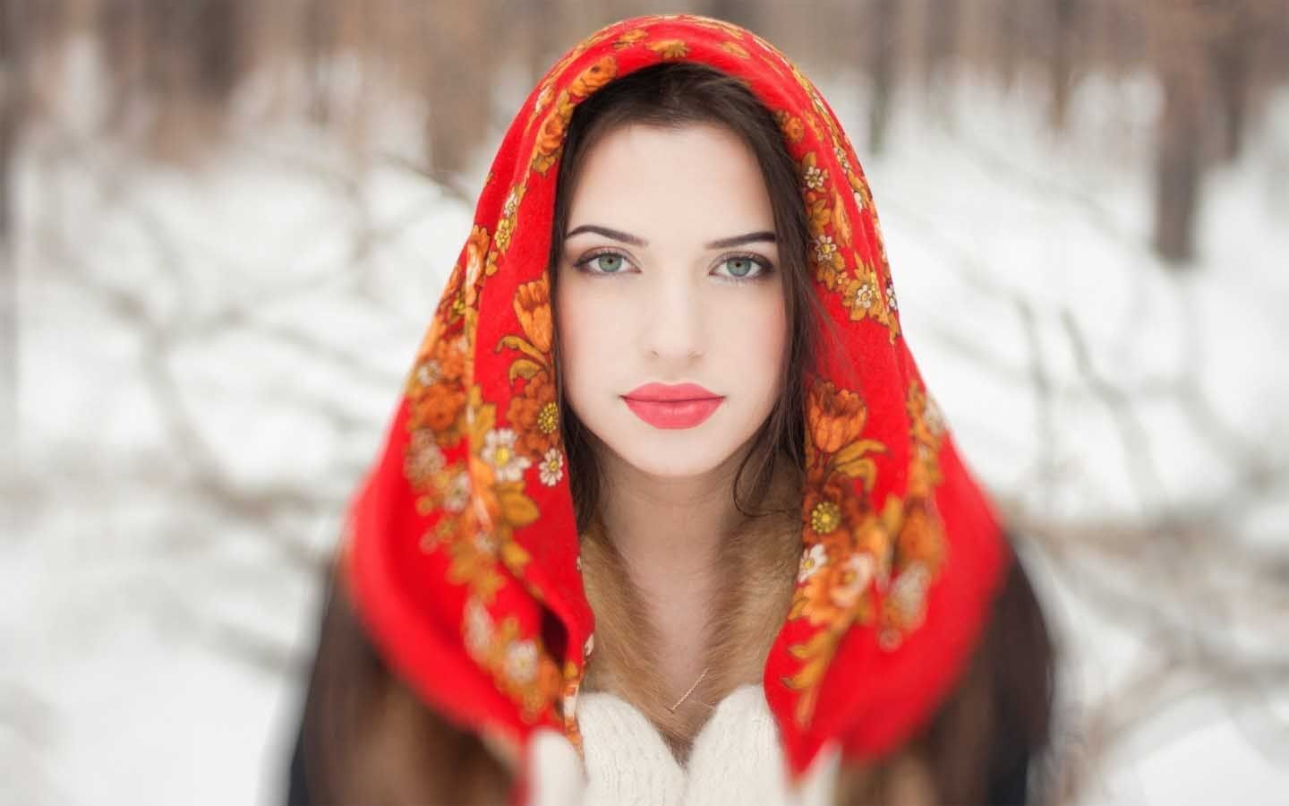 تصویر زمینه با ترکیب رنگ عالی از دختر جذاب با حجاب در برف 