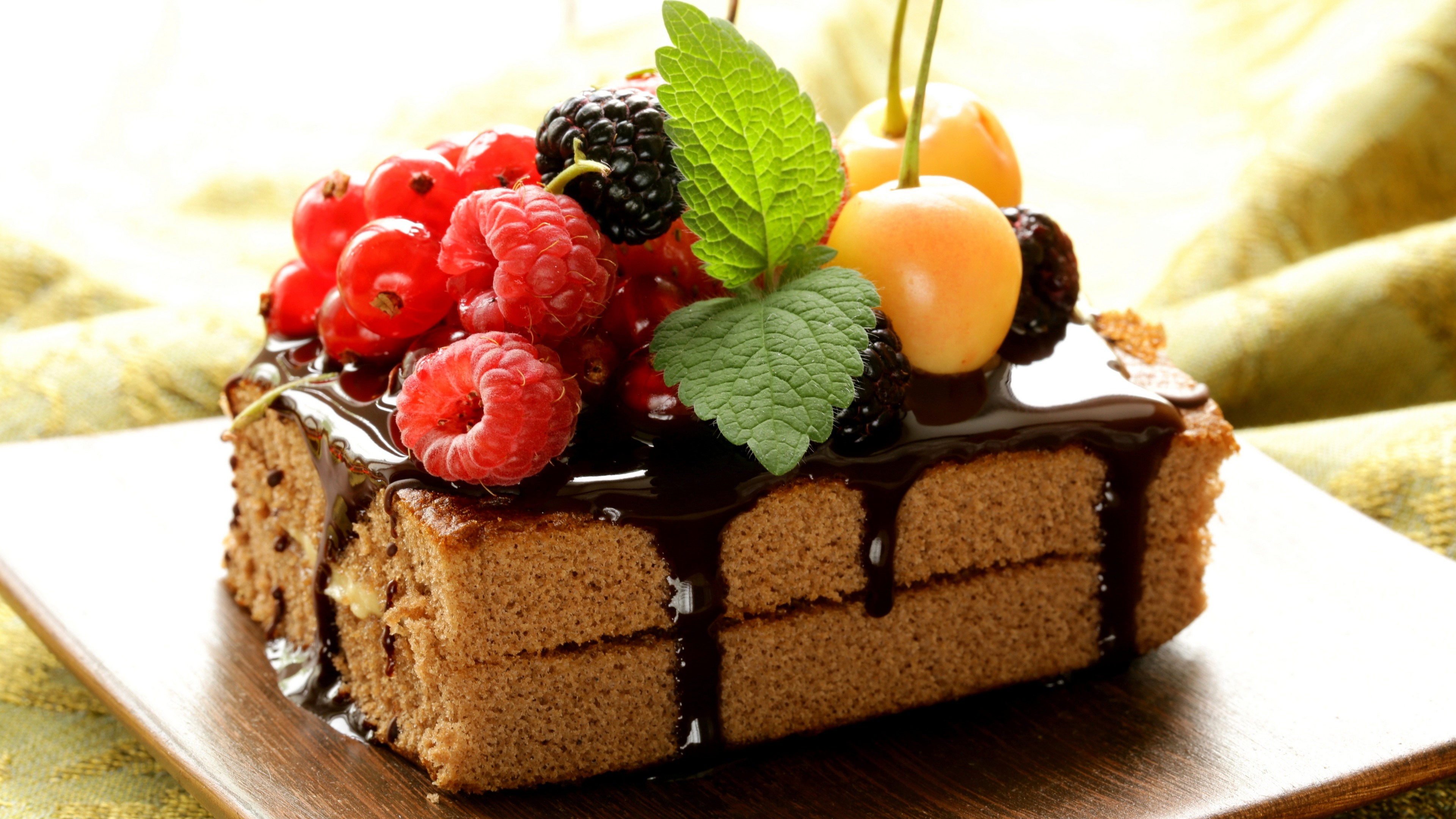 عکس پس زمینه لذیذ و خوشمزه از کیک شکلاتی با تکه های میوه