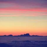 بک گراند غروب نارنجی صورتی خورشید بر فراز ابرها