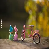 چاپ قاب موبایل و گوشی دانلود عکس دوچرخه و دو آدمک مینیاتوری کنار هم با عالی ترین کیفیت 