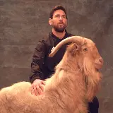 چاپ قاب موبایل و گوشی دانلود عکس ساده و باکیفیت از مسی و بز Goat فوتبال 