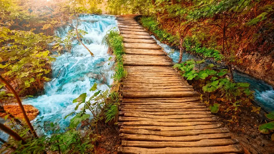 عکس خوش حس و حال پل چوبی روی رودخانه پر آب و پر هیجان 