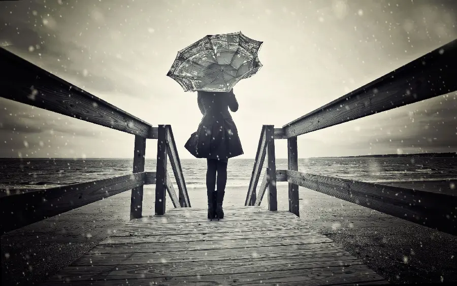 قشنگ ترین نقاشی دختر جذاب و خوشگل ایستاده روی پل به همراه چتر برفی