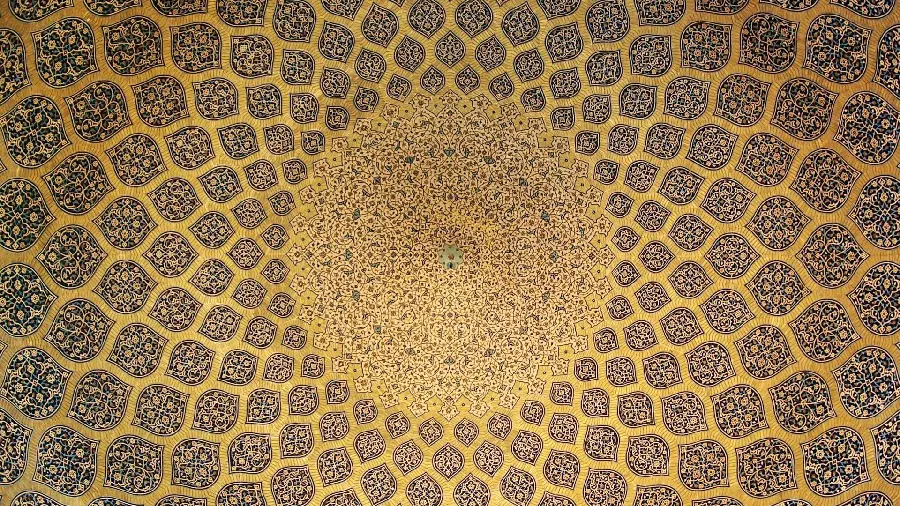 عکس از سقف مسجد شیخ لطف الله با معماری اصیل ایرانی