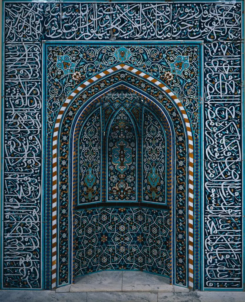 تصویر درب یک مکان مذهبی با طراحی اسلامی و متون قرآنی