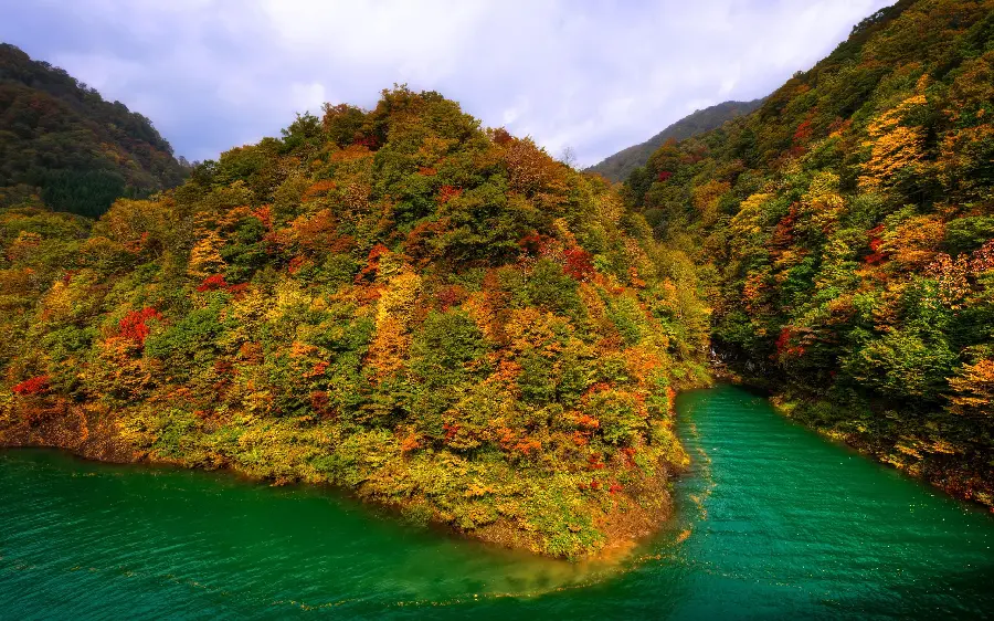 دانلود عکس زمینه دریاچه درکنار کوه در فصل پاییز برای لپتاپ و دسکتاپ 