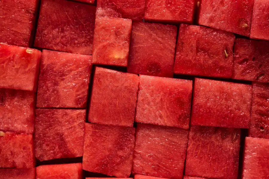 عکس قاچ های بلوکی شکل قرمز هندوانه در سایز و ابعاد متفاوت