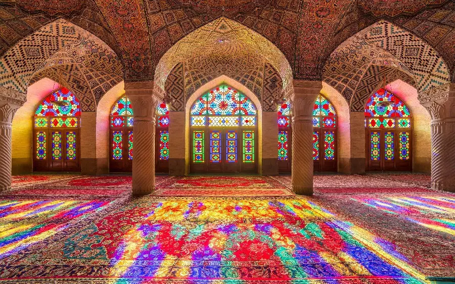 عکس زمینه معماری اسلامی از نمای داخل با شیشه های بلند رنگی