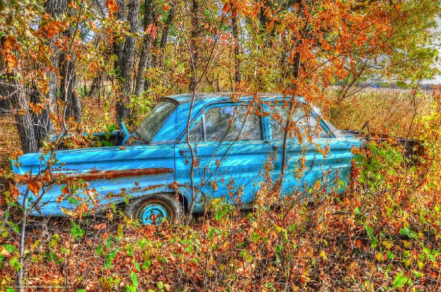 عکس نقاشی دیجیتالی و حرفه ای با طرح ماشین قدیمی رها شده