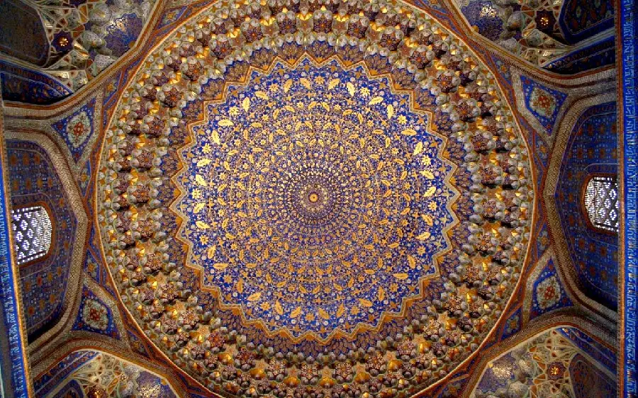 عکس از طراحی اسلامی استفاده شده در سقف این مکان مذهبی