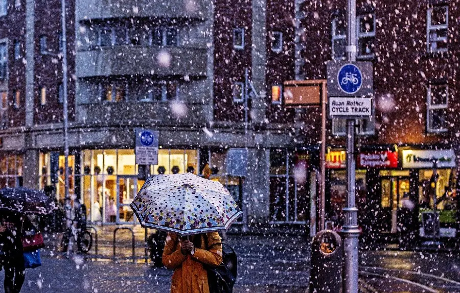 دانلود عکس جذاب دختر خوشگل و دلربا به همراه چتر برفی در زمستان رویایی 
