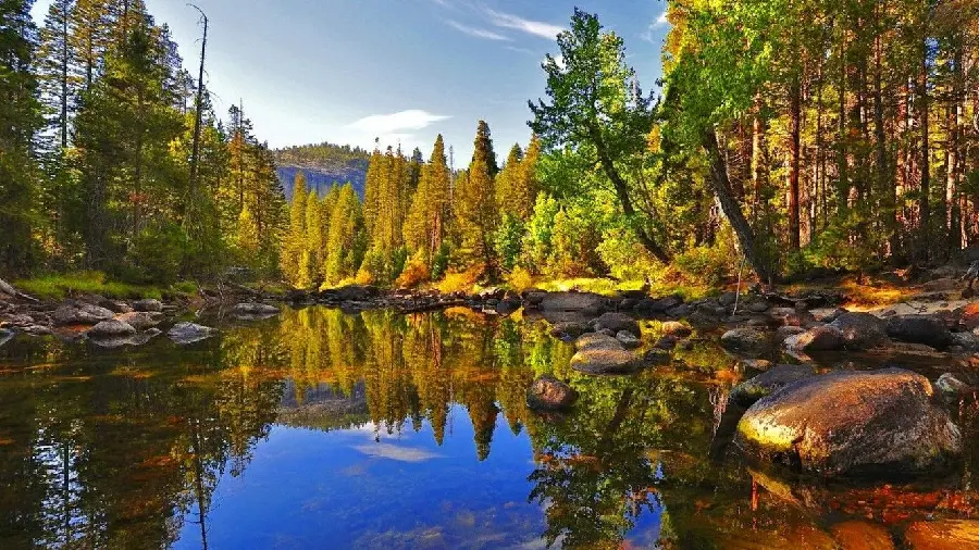 دانلود تصویر زمینه پاییزی خارق العاده و باورنکردنی دریاچه کنار کوهی پاییز