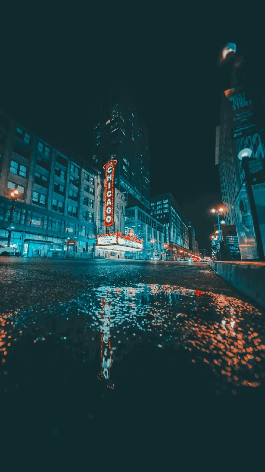 والپیپر ساختمان در شب شهر نورانی با کیفیت خوب برای گوشی