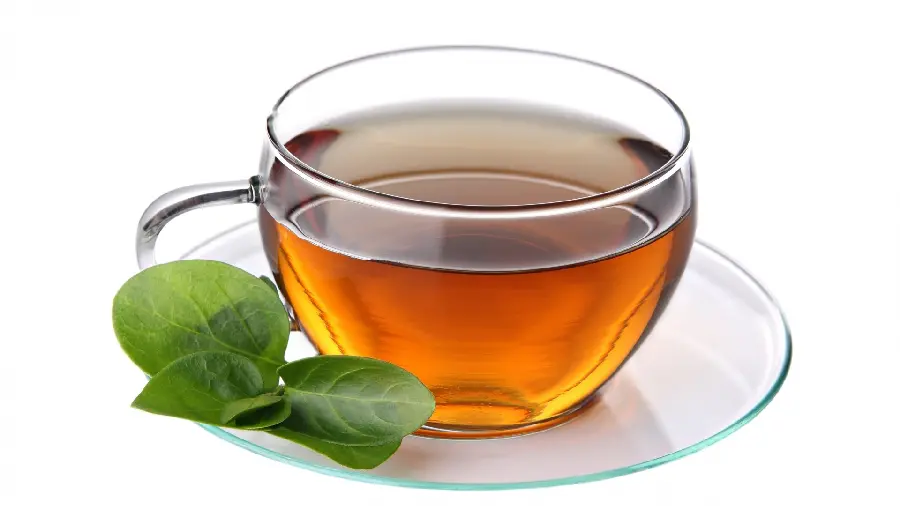 تصویر چای سیاه خوش عطر در بکگراند سفید برای تبلیغات 