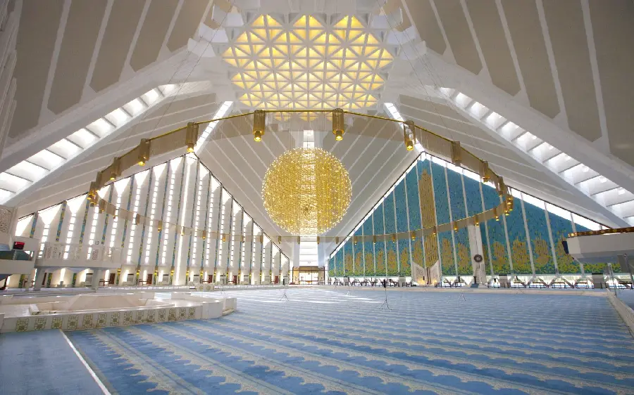 عکس از معماری اسلامی به روش مدرن و با لوستر مجلل بزرگ